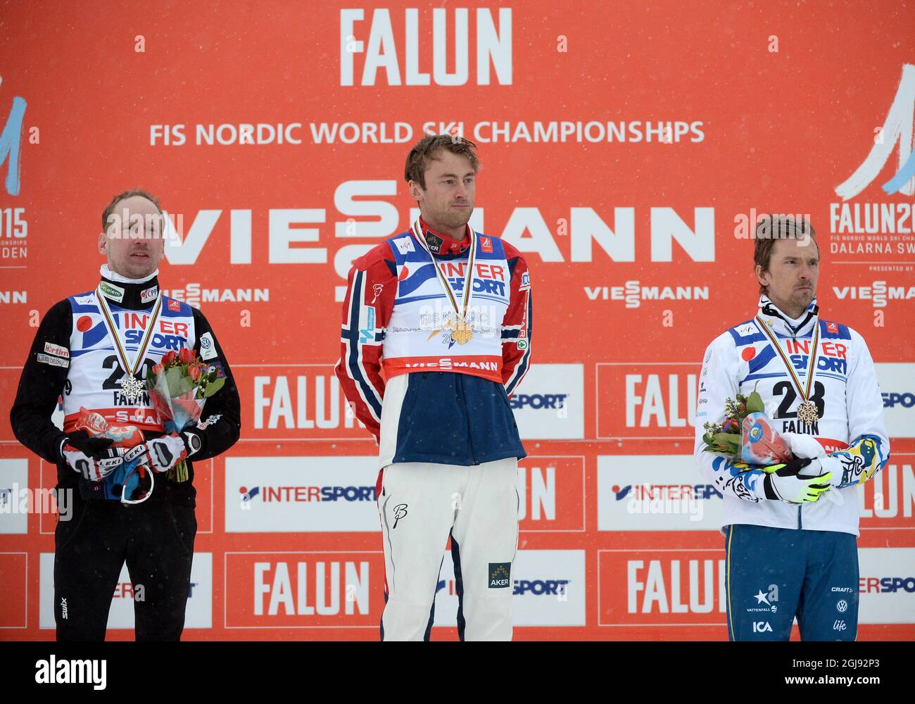 (L-R) secondo classificato Lukas Bauer della Repubblica Ceca, vincitore Petter Northug di Norvegia e terzo classificato Johan Olsson di Svezia festeggia sul podio durante la cerimonia della medaglia dopo la gara classica di partenza di massa di 50 km del cross country maschile ai Campionati mondiali di sci nordico FIS di Falun, Svezia, Il 1° marzo 2015. Foto: Fredrik Sandberg / TT / code 10080 Foto Stock