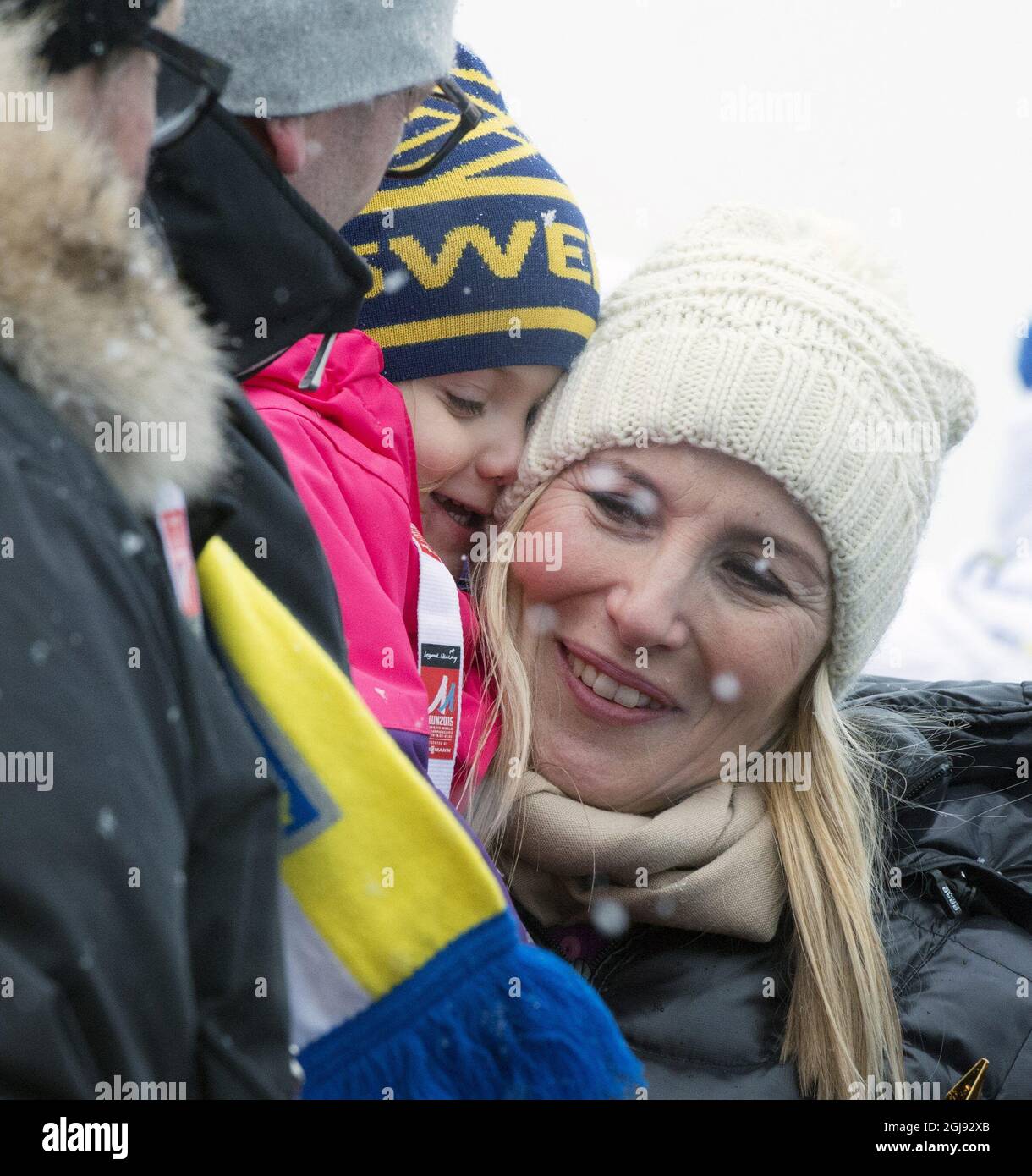 FALUN 2015-03-01 la Principessa Estelle insieme ad Anna Westling, sorella del Principe Daniele, si trova allo stand durante i Campionati mondiali di sci nordico di Falun, Svezia, 1 marzo 2015. Foto: Ulf Palm / TT / Kod 71515 ** BETALBILD **** Foto Stock