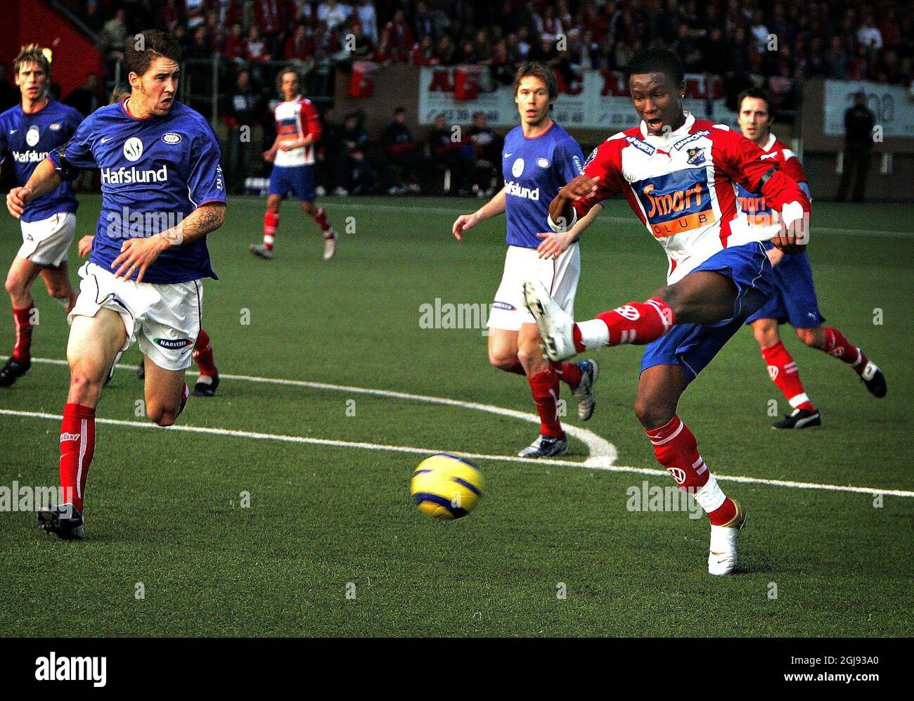 John OBI Mikel di Lyn spara per il gol Foto Stock
