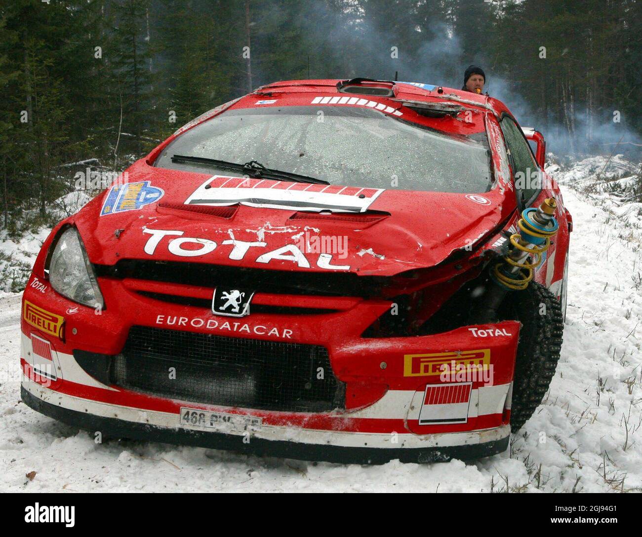 Il pilota Peugeot WRC Marcus Gronholm, in Finlandia, si è schiantato in un abete rosso in una delle tappe speciali dell'ultima giornata e non è riuscito a completare il Rally Foto Stock