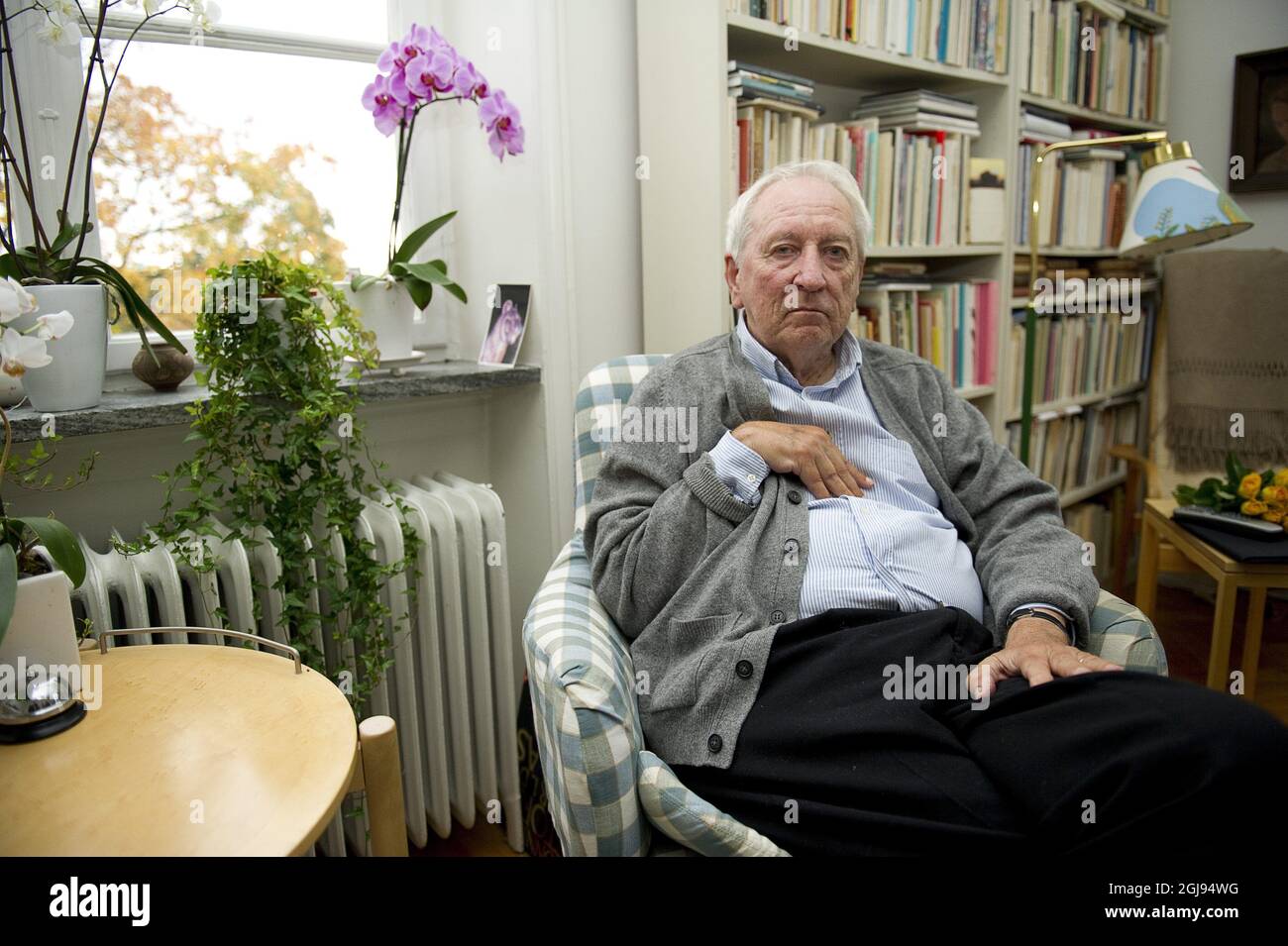 STOCCOLMA 2011-10-06 Tomas Transtromer, poeta svedese e premio Nobel 2011, sono visti con sua moglie Monica nella loro casa a Stoccolma, Svezia, 6 ottobre. 2011. Foto: Maja Suslin / SCANPIX / Kod 10300 Foto Stock