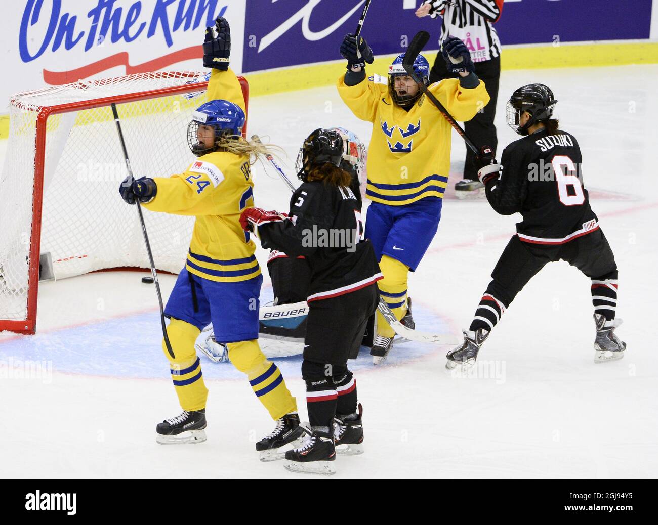 CORRECTION NAMEN OF SCORER ERIKA GRAHM (24) Och Anna Borgqvist festeggia dopo che Kuller ha segnato il gol di apertura dietro il gol keeper giapponese Nana Fujimoto (in parte nascosto) Come Kanae Aoki (5) e Sena Suzuki (6) del Giappone guardano sopra durante la partita del gruppo B del campionato mondiale delle donne di hockey su ghiaccio dell'IIHF 2015 tra la Svezia e il Giappone a Malmo Isstadion, Malmo, nel sud della Svezia, il 28 marzo 2015. Foto: Claudio Bresciani / TT / code 10090 Foto Stock