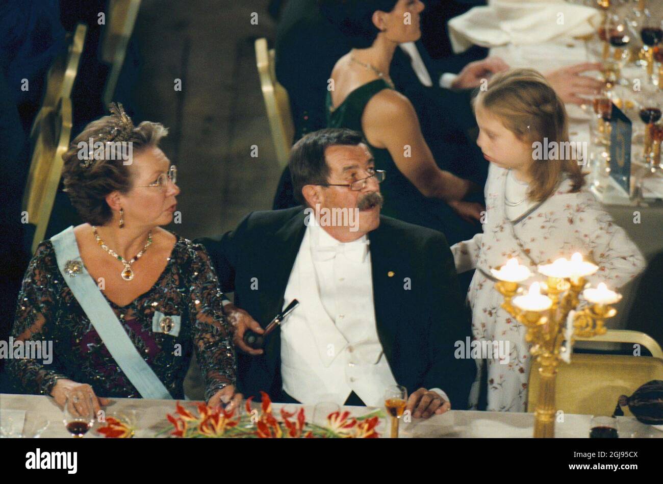 IL PREMIO NOBEL PER LA LETTERATURA GENTER GRASS DALLA GERMANIA E LA PRINCIPESSA CHRISTINA DI SVEZIA ASCOLTA LA NIPOTE D'ERBA ROSANNA DURANTE IL BANCHETTO NOBEL AL MUNICIPIO DI STOCCOLMA, SVEZIA, VENERDÌ 10 DICEMBRE 1999. FOTO: TONI CODICE SICA: 1012 COPYRIGHT SCANPIX SVEZIA Foto Stock