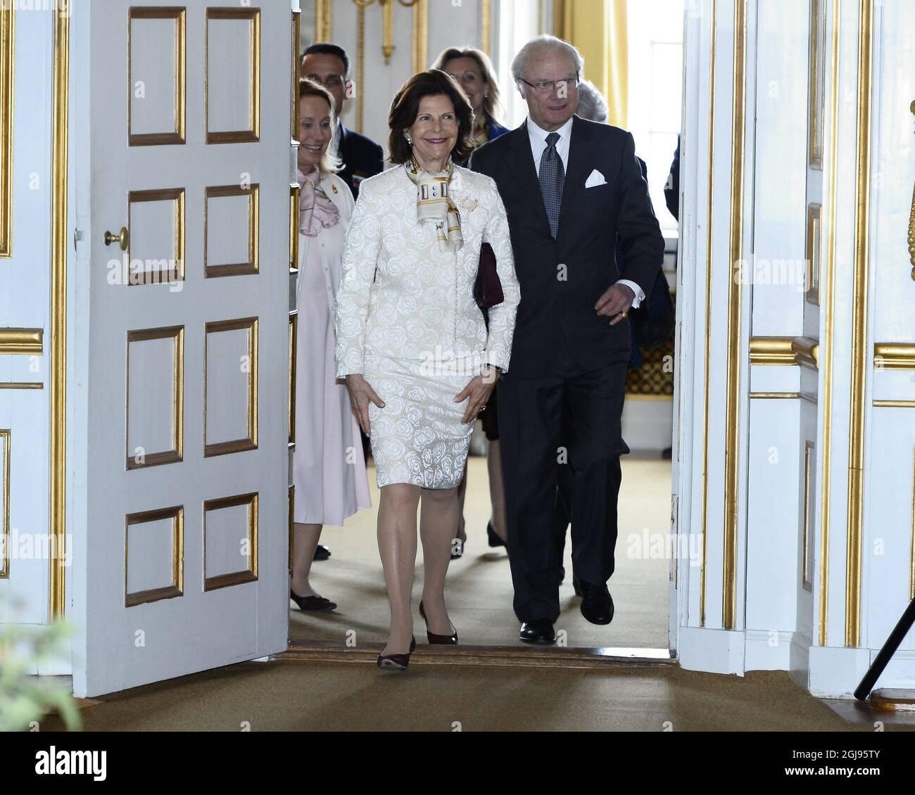 STOCCOLMA 2015-04-29 il re Carl Gustaf ad Queen Silvia arriva per l'Ã­nauguration anno giubilare 2015 della regina Hedvig Eleonora, al Palazzo reale di Drottningholm vicino Stoccolma, Svezia, 29 aprile 2015. La mostra segna il 300° anniversario della sua deat. La regina Hedvig Eleonora è nata a Holstein-Gottorp attuale Germania e sposata con il re Karl X Gustav Foto: Claudio Bresciani / TT / Kod 10090 Foto Stock