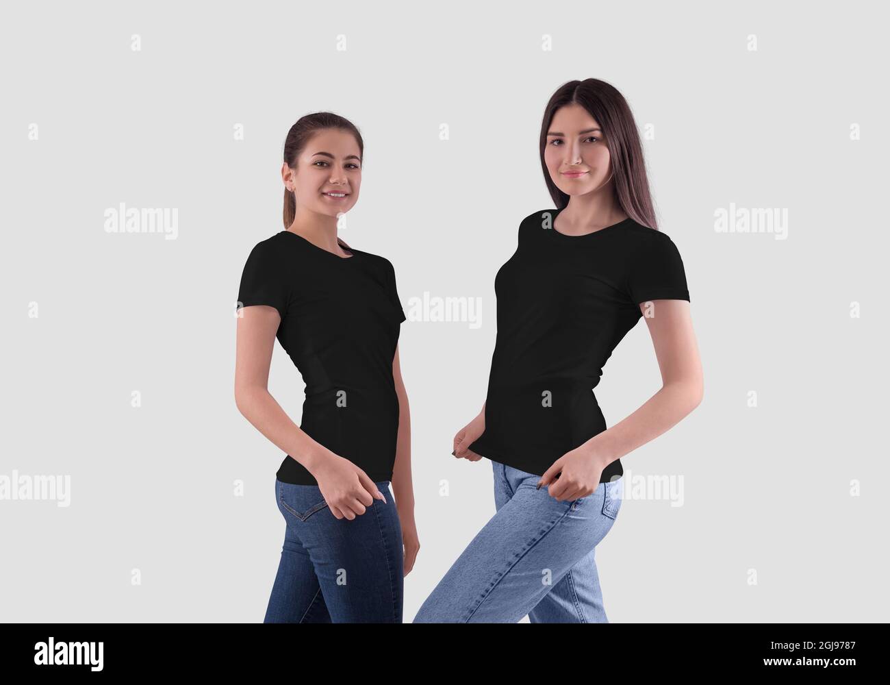 Mockup di t-shirt сouple nero su ragazze in jeans, isolato sullo sfondo, vista frontale. Modello di abbigliamento moda su modelli sorridenti, tessuto casual di marca Foto Stock