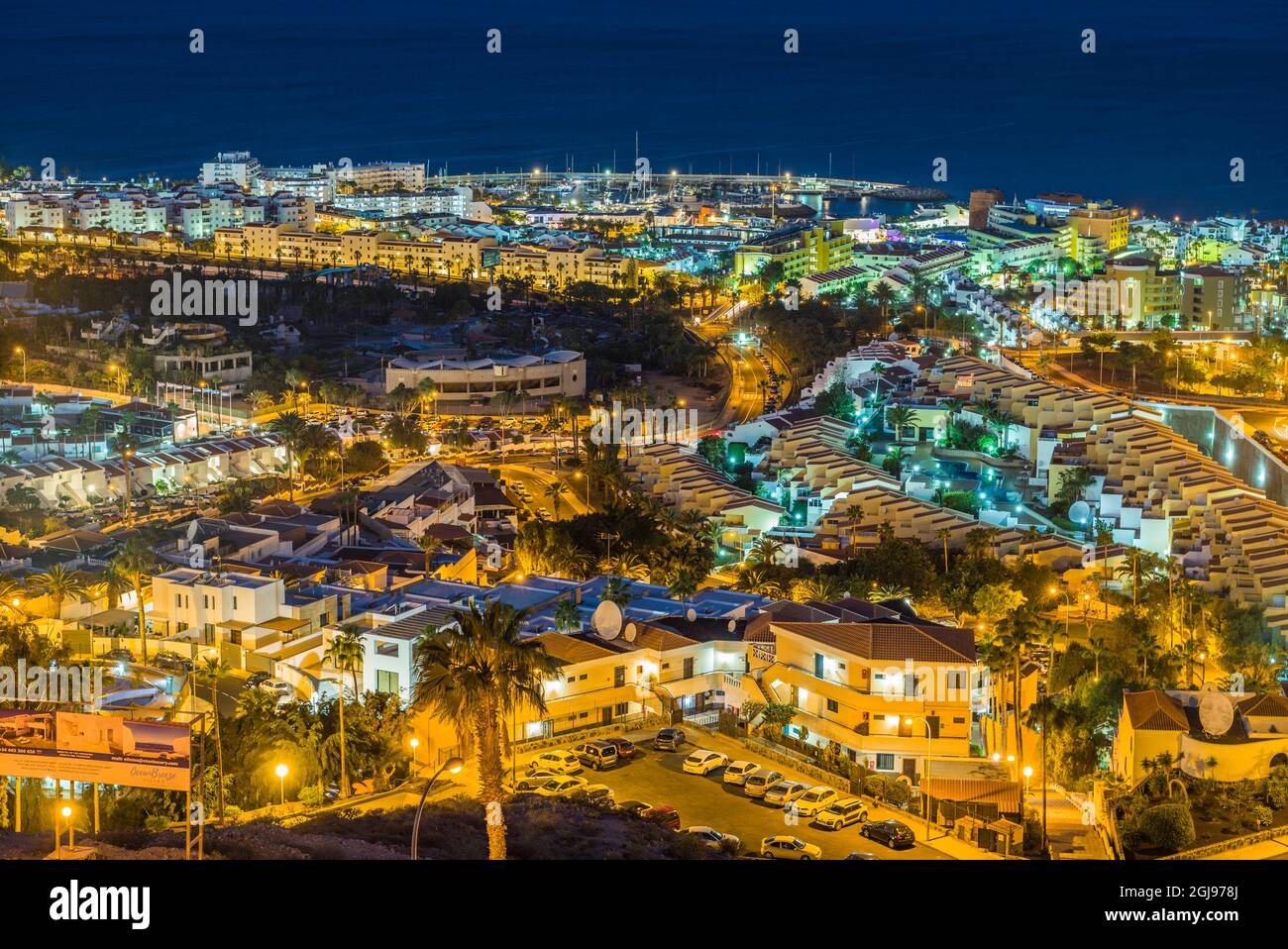 Spagna Isole Canarie isola di Tenerife Playa de Las Americas, elevati vista resort, alba Foto Stock