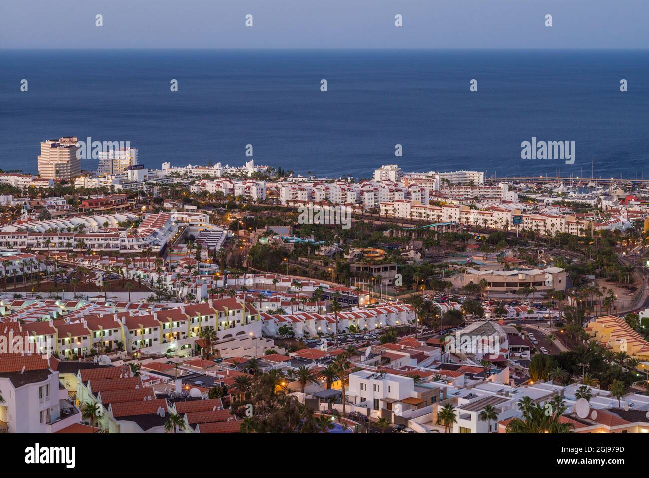Spagna Isole Canarie isola di Tenerife Playa de Las Americas, elevati vista resort, alba Foto Stock