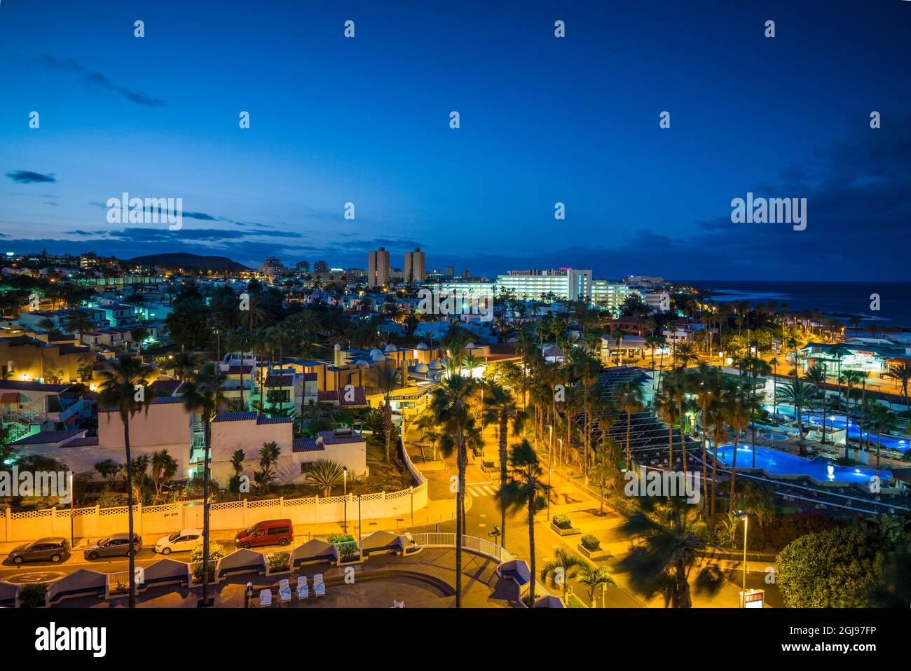 Spagna Isole Canarie isola di Tenerife Playa de Las Americas, vista in elevazione di area del resort, alba Foto Stock