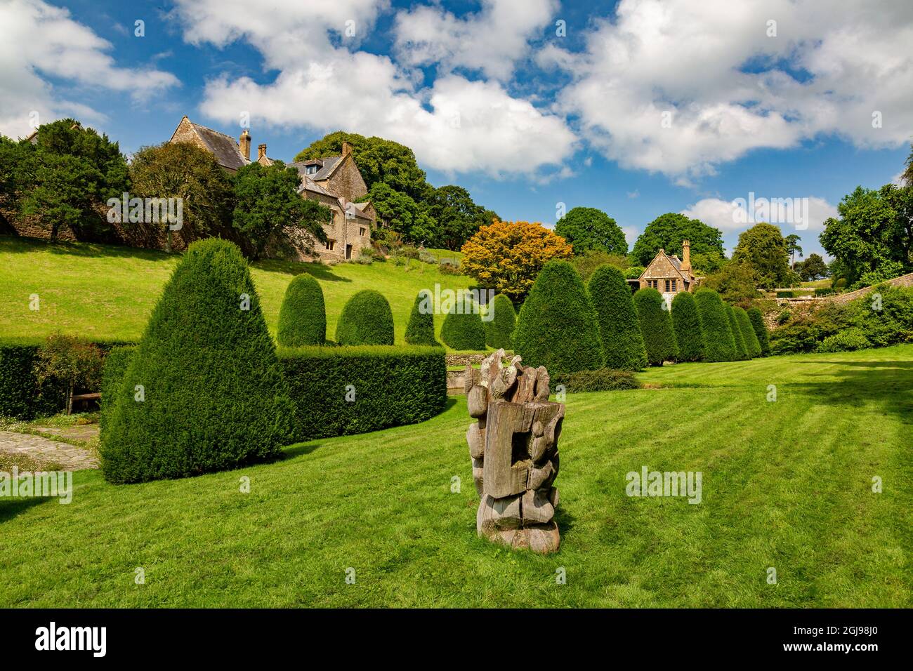 Una moderna scultura in legno nel Pool Garden di Mapperton House, Dorset, Inghilterra, Regno Unito Foto Stock