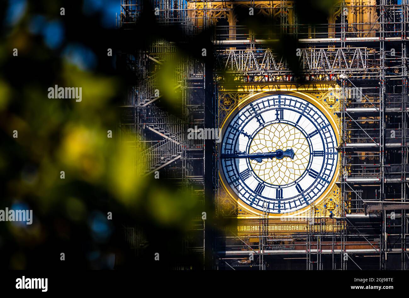 La torre dell'orologio Big ben restaurata con quadranti e lancette dell'orologio ridipinta blu prussiano, Regno Unito Foto Stock