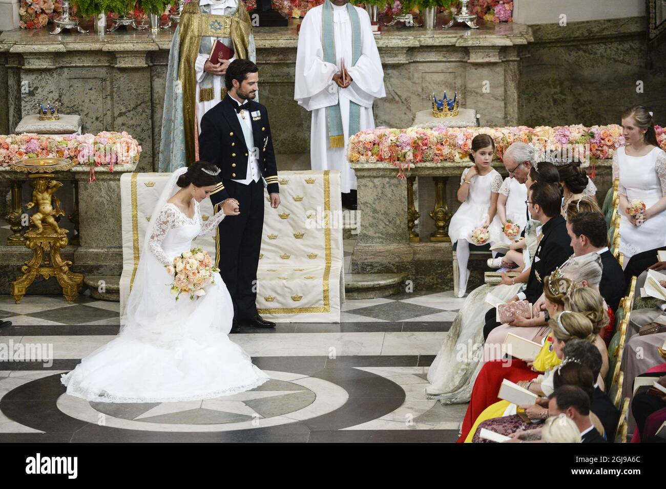 ESCLUSIVA - la principessa Sofia e il principe Carl Philip sono visti corteggiarsi per il re Carl Gustaf dopo il loro matrimonio nella Cappella reale di Stoccolma, Svezia, 13 giugno 2015 Foto Stock