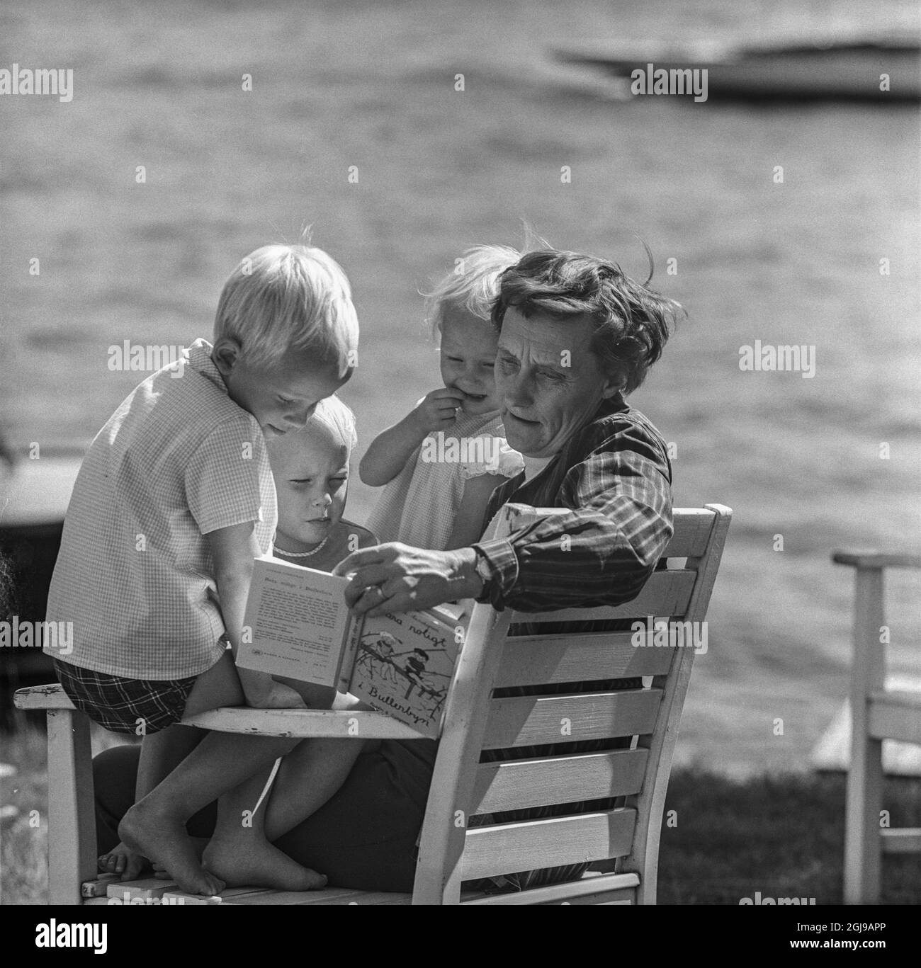 FURUSUND 1965-08-10. *per i tuoi file* Astrid Lindgren con alcuni dei suoi grandi figli vicino alla sua casa estiva a Furusund nell'arcipelago di Stoccolma, Svezia, 1965 Foto Ulf Strahleus / SVT codice 5600 Foto Stock