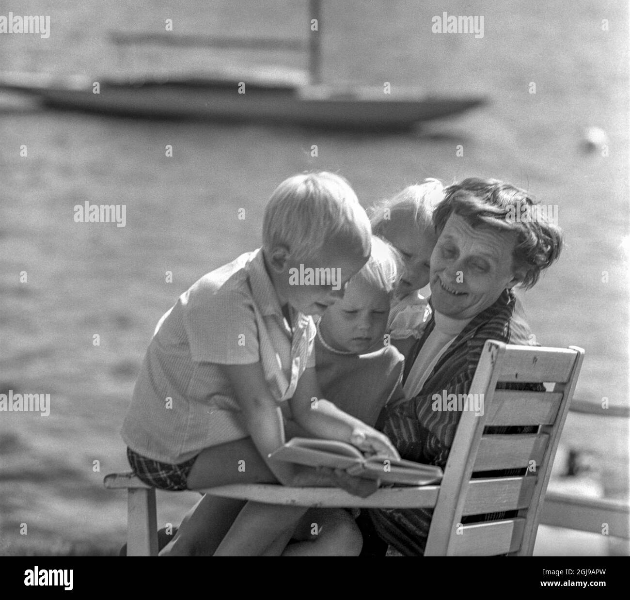 FURUSUND 1965-08-10. *per i tuoi file* Astrid Lindgren con alcuni dei suoi grandi figli vicino alla sua casa estiva a Furusund nell'arcipelago di Stoccolma, Svezia, 1965 Foto Ulf Strahleus / SVT codice 5600 Foto Stock