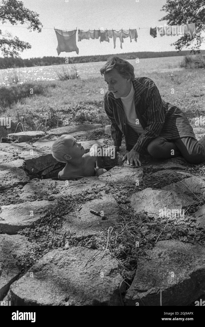 FURUSUND 1965-08-10. *per i tuoi file* Astrid Lindgren con alcuni dei suoi grandi figli vicino alla sua casa estiva a Furusund nell'arcipelago di Stoccolma, Svezia, 1965 Foto Ulf Strahleus / SVT codice 5600 Foto Stock