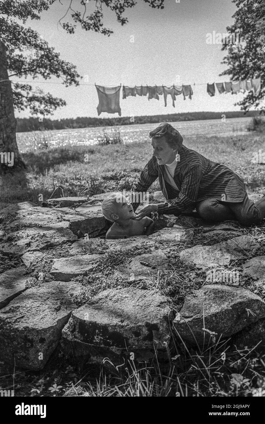 FURUSUND 1965-08-10. *per i tuoi file* Astrid Lindgren con alcuni dei suoi grandi figli vicino alla sua casa estiva a Furusund nell'arcipelago di Stoccolma, Svezia, 1965 Foto Ulf Strahleus / SVT codice 5600 Foto Stock