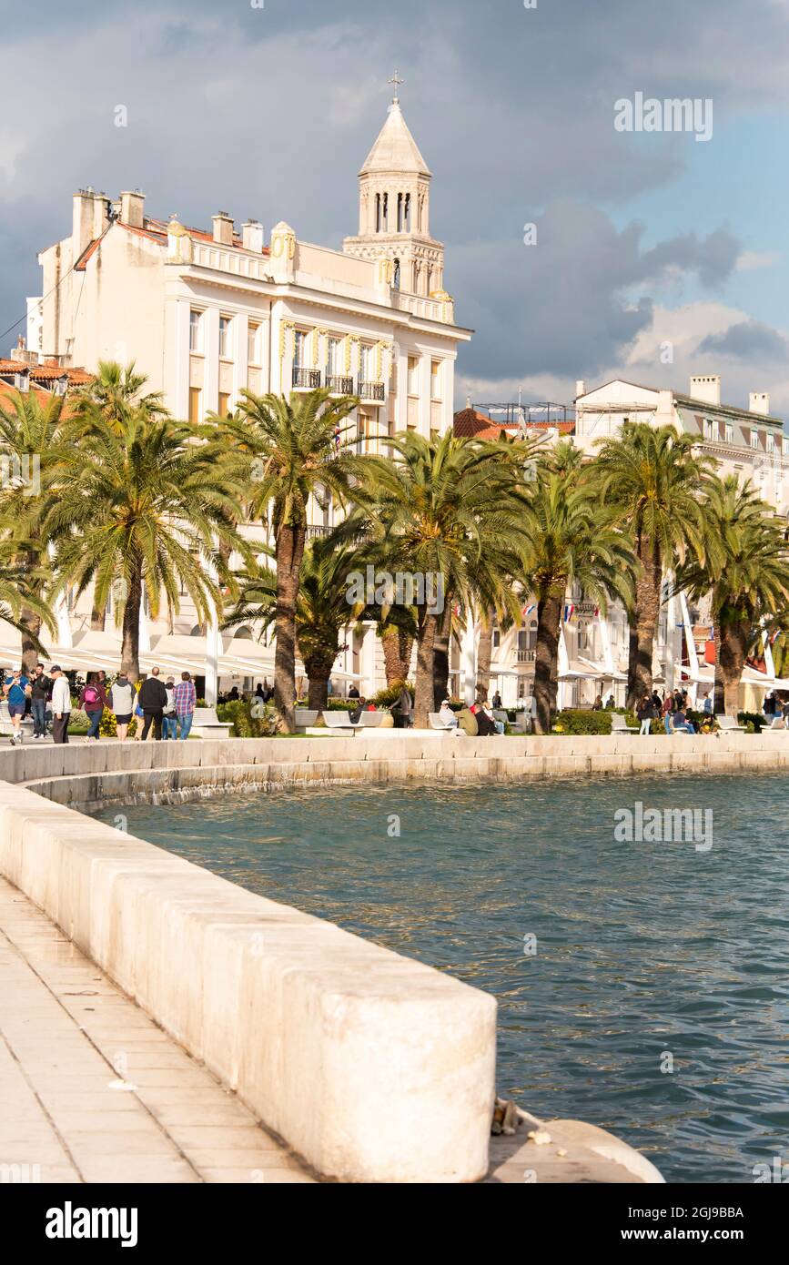 Croazia, Spalato. Riva e il Palazzo di Diocleziano, il campanile della Cattedrale di San Domnio. Foto Stock