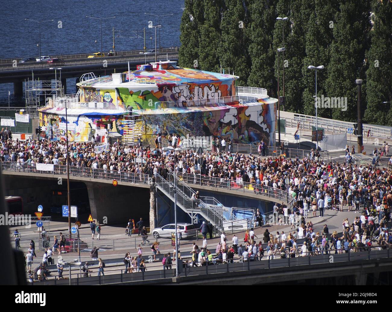 Migliaia di persone al centro di Stoccolma Slussen Sabato 1 agosto 2015 per vedere i partecipanti alla sfilata annuale gay orgoglio marcia. Foto Mons Brunius / TT kod 115 Foto Stock