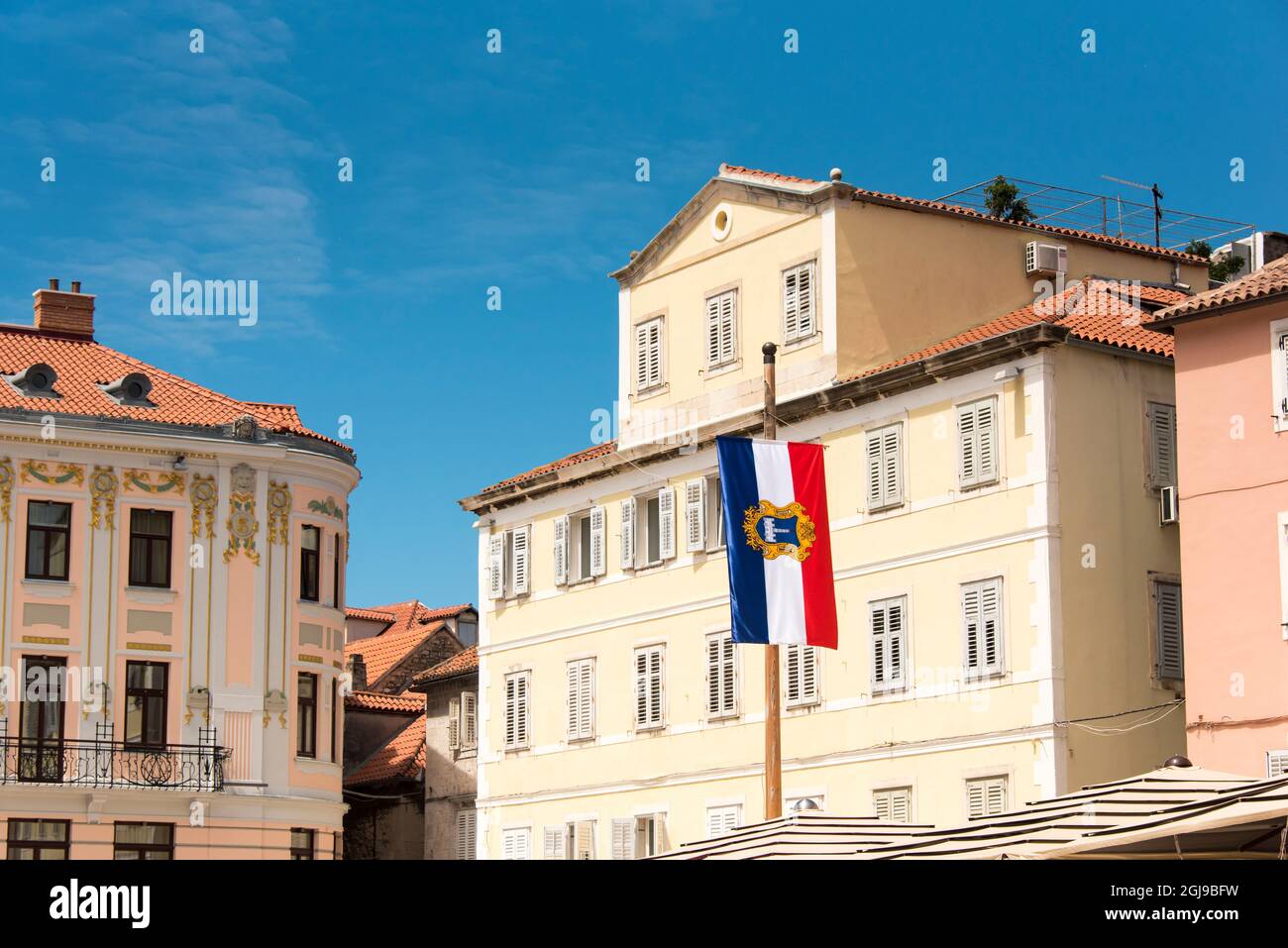 Croazia, Spalato. Municipio con bandiera e Nakic House in Piazza del Popolo. Foto Stock