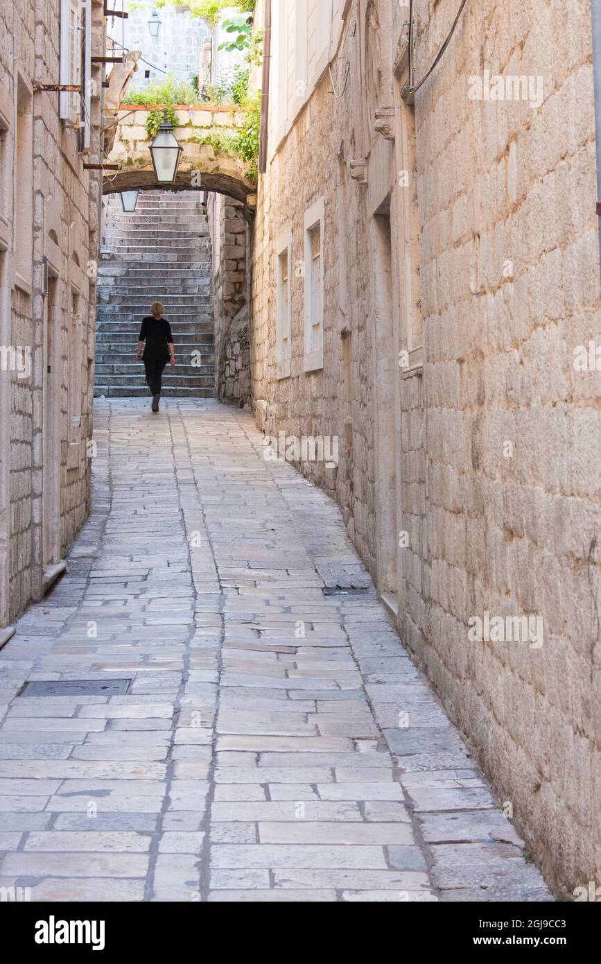 Croazia, Dubrovnik. Tranquilla strada in pietra non affollata nella città vecchia. Foto Stock