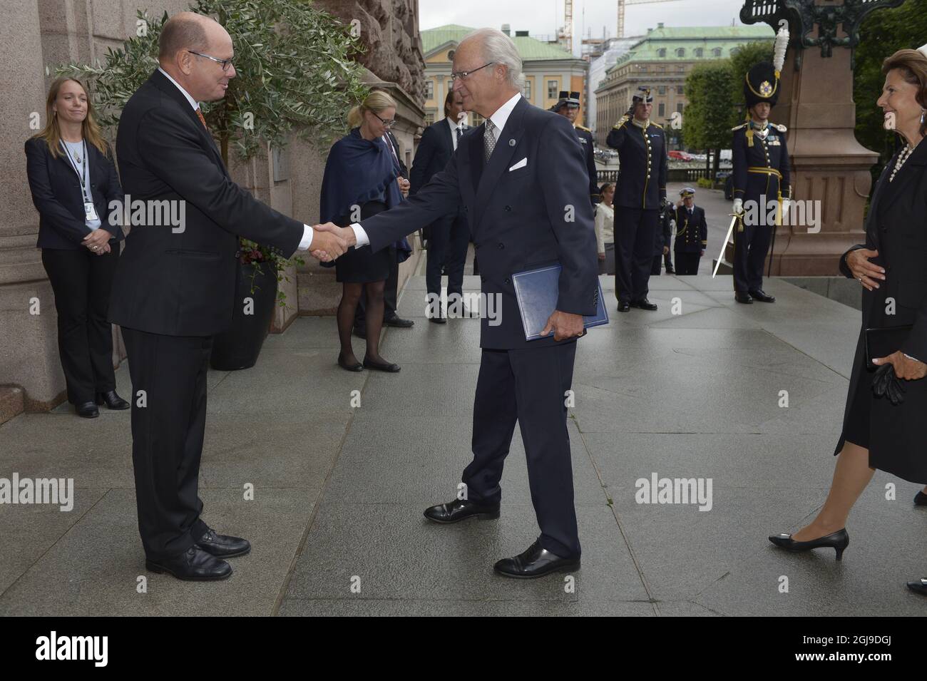 STOCCOLMA 2015-09-15 il Presidente del Parlamento Urban Ahlin, il Re Carl Gustaf e la Regina Silvia arriva al Parlamento inaugurando a Stoccolma, Svezia, il 15 settembre 2015. Secondo un sondaggio di opinione, i democratici svedesi sono ora il secondo partito in Svezia. Foto: Janerik Henriksson / TT Kod 10010 Foto Stock