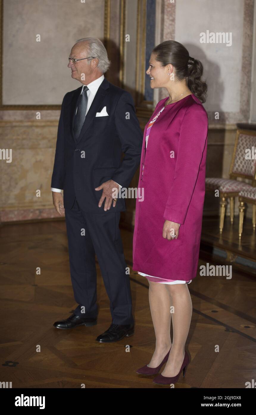 STOCCOLMA 20150922 il re Carl Gustaf e la principessa Vittoria della Corona ricevono 180 viaggiatori spaziali al Palazzo reale di Stoccolma. L'accoglienza è stata tenuta per i partecipanti al 28° Congresso planetario dell'Associazione degli esploratori spaziali (ASE) Foto: Fredrik Sandberg / TT / Kod 10080 Foto Stock