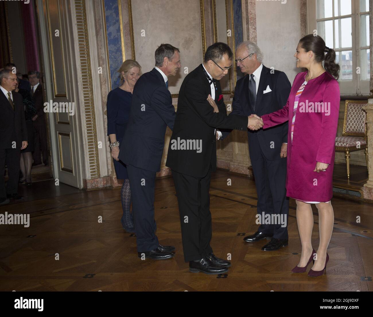 STOCCOLMA 20150922 il re Carl Gustaf e la principessa Vittoria della Corona ricevono 180 viaggiatori spaziali, qui Chryster Fuglesang svedese e Soichi Noguchi giapponese, al Palazzo reale di Stoccolma. L'accoglienza è stata tenuta per i partecipanti al 28° Congresso planetario dell'Associazione degli esploratori spaziali (ASE) Foto: Fredrik Sandberg / TT / Kod 10080 Foto Stock