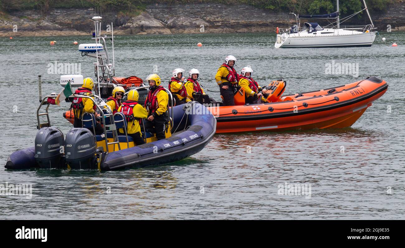 West Cork Civil Defense e Royal National Lifeboat Institution barche Foto Stock