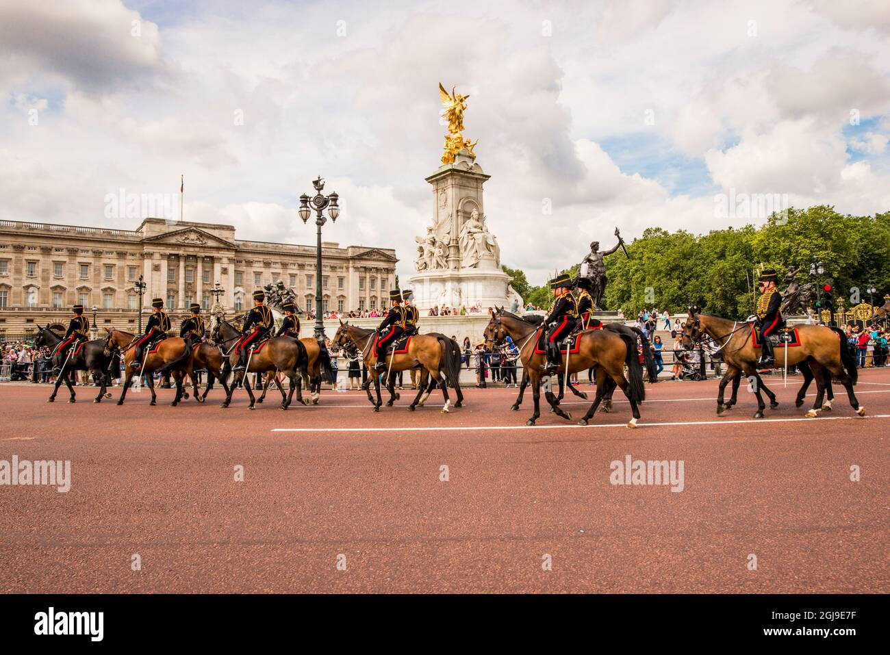 Le regine sorvegliano il cambio delle cerimonie di guardia a Buckingham Palace, Londra, Inghilterra. (Solo per uso editoriale) Foto Stock