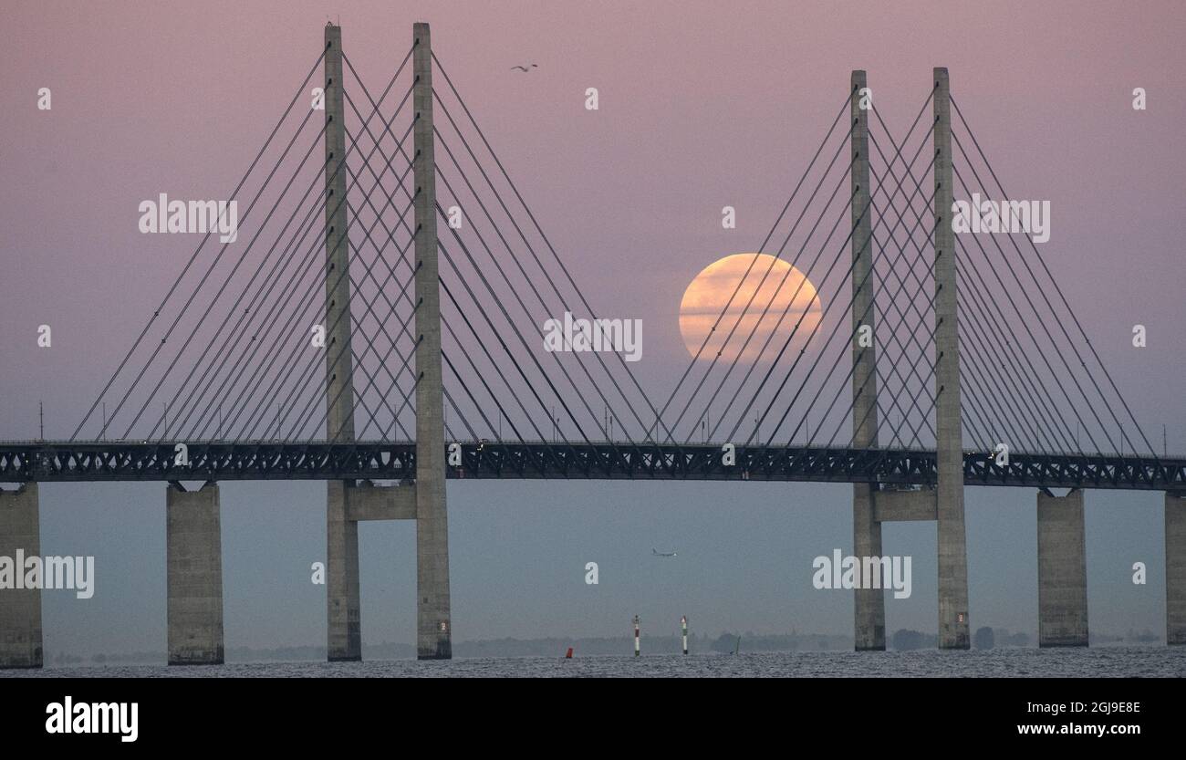 MALMO 2015-09-28 l'eclissi della super luna si vede con il ponte Oresunds a Malmo Svezia, 28 settembre 2015. Foto Johan Nilsson / TT / Kod 50090 Foto Stock