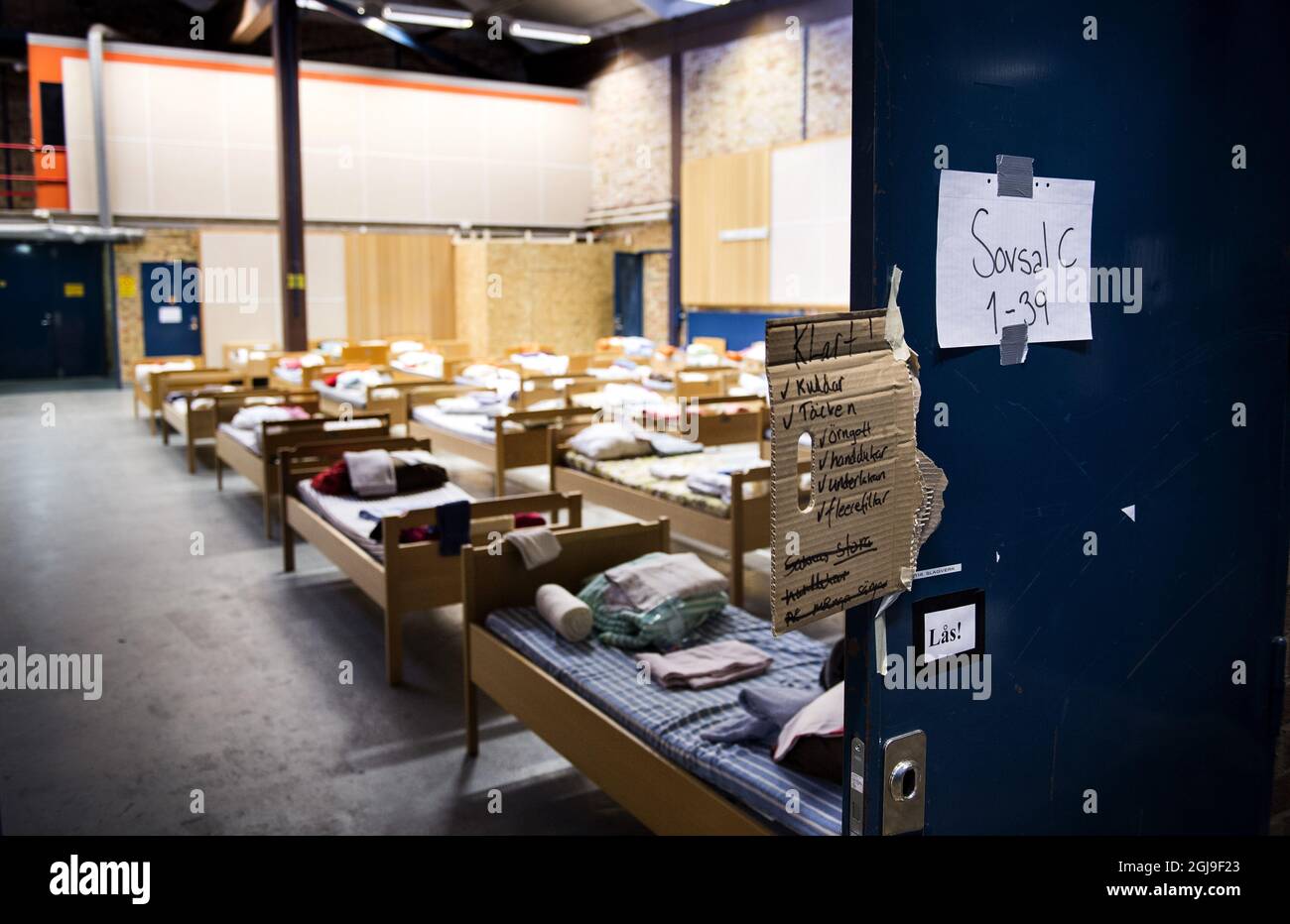 SUNDBYBERG 2015-10-07 posti letto sono visti in un centro di accoglienza per i rifugiati a Sundbyberg, Stoccolma del Nord, Svezia 8 ottobre 2015. Foto: Pontus Lundahl / TT / kod 10050 Foto Stock