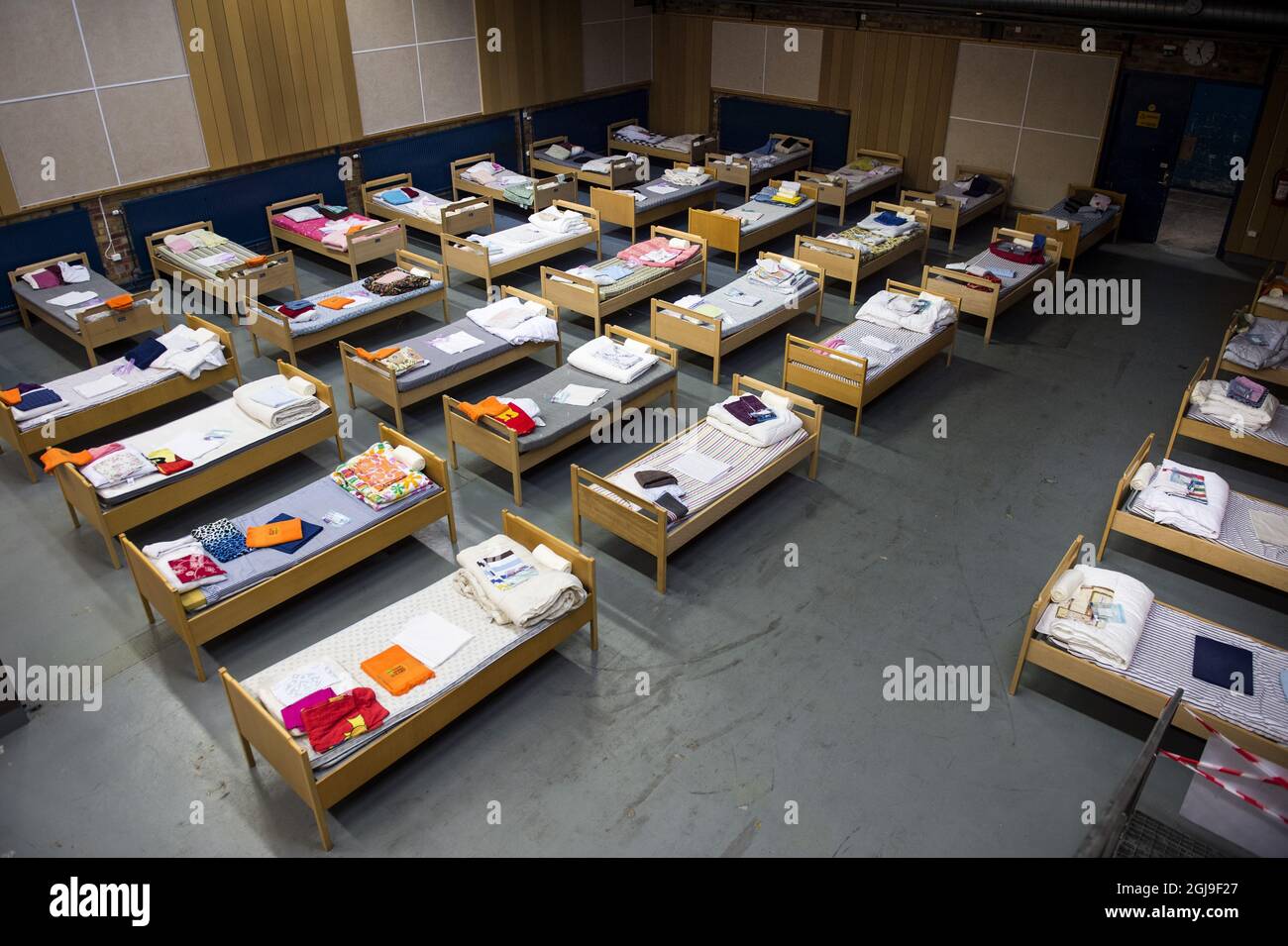SUNDBYBERG 2015-10-07 posti letto sono visti in un centro di accoglienza per i rifugiati a Sundbyberg, Stoccolma del Nord, Svezia 8 ottobre 2015. Foto: Pontus Lundahl / TT / kod 10050 Foto Stock