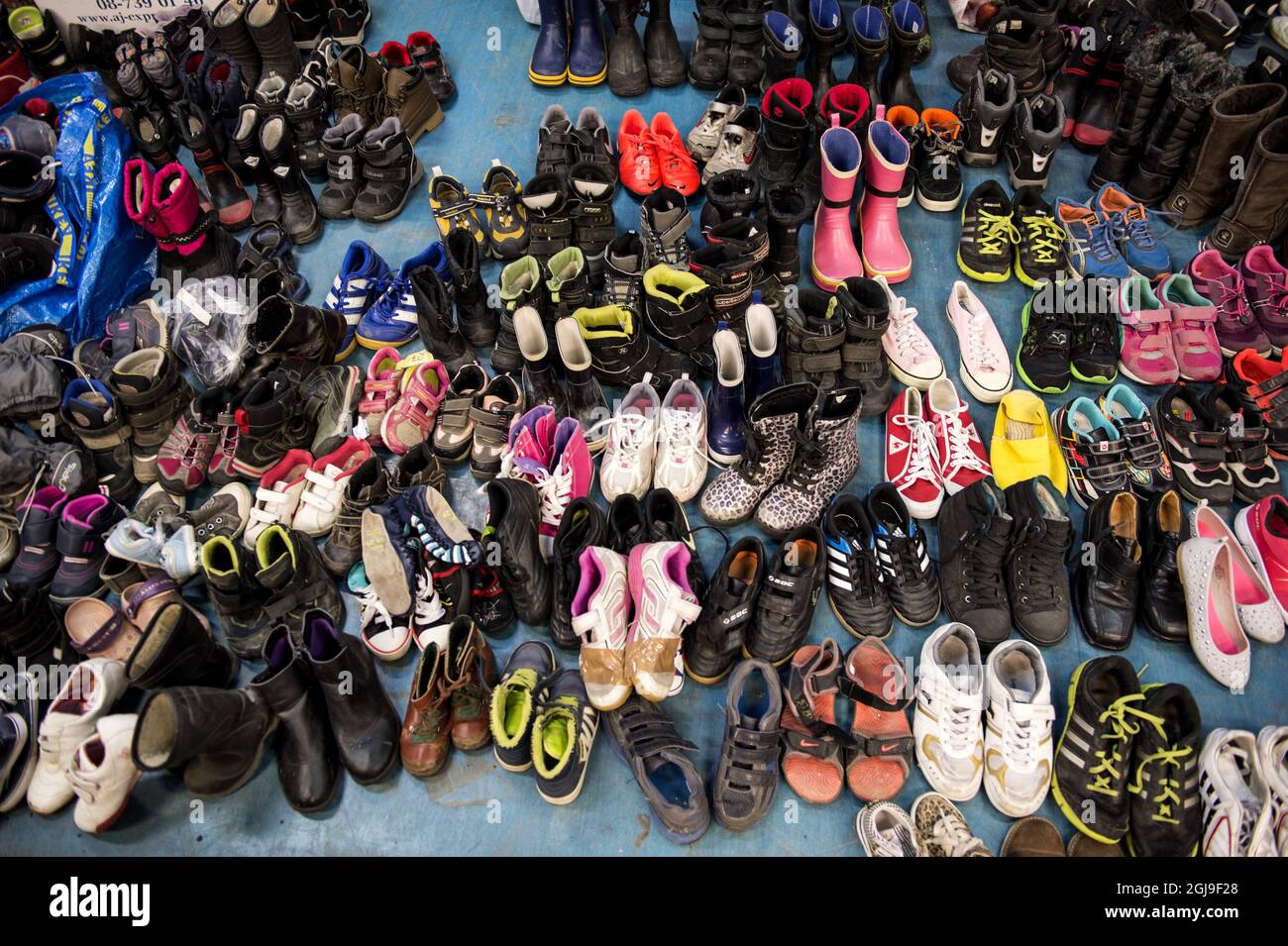 SUNDBYBERG 2015-10-07 le scarpe sono viste in un centro di accoglienza per i rifugiati a Sundbyberg, Stoccolma del Nord, Svezia 8 ottobre 2015. Foto: Pontus Lundahl / TT / kod 10050 Foto Stock