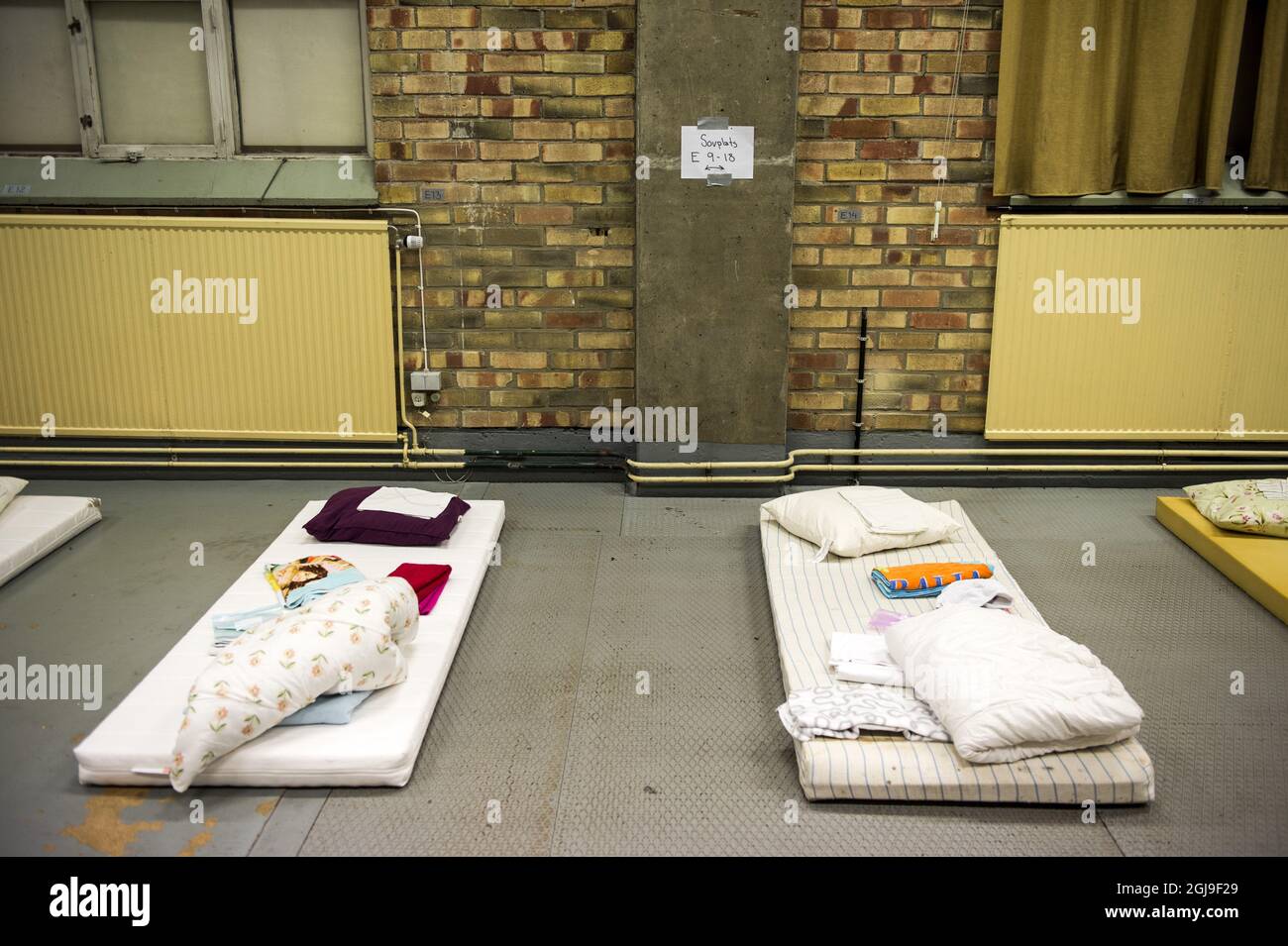 I materassi SUNDBYBERG 2015-10-07 sono visti in un centro di accoglienza per i rifugiati a Sundbyberg, Stoccolma del Nord, Svezia 8 ottobre 2015. Foto: Pontus Lundahl / TT / kod 10050 Foto Stock