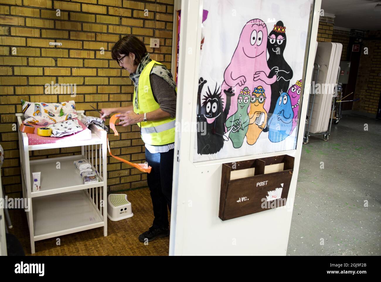 SUNDBYBERG 2015-10-07 un funzionario è visto in un centro di accoglienza per i rifugiati a Sundbyberg, Stoccolma del Nord, Svezia 8 ottobre 2015. Foto: Pontus Lundahl / TT / kod 10050 Foto Stock