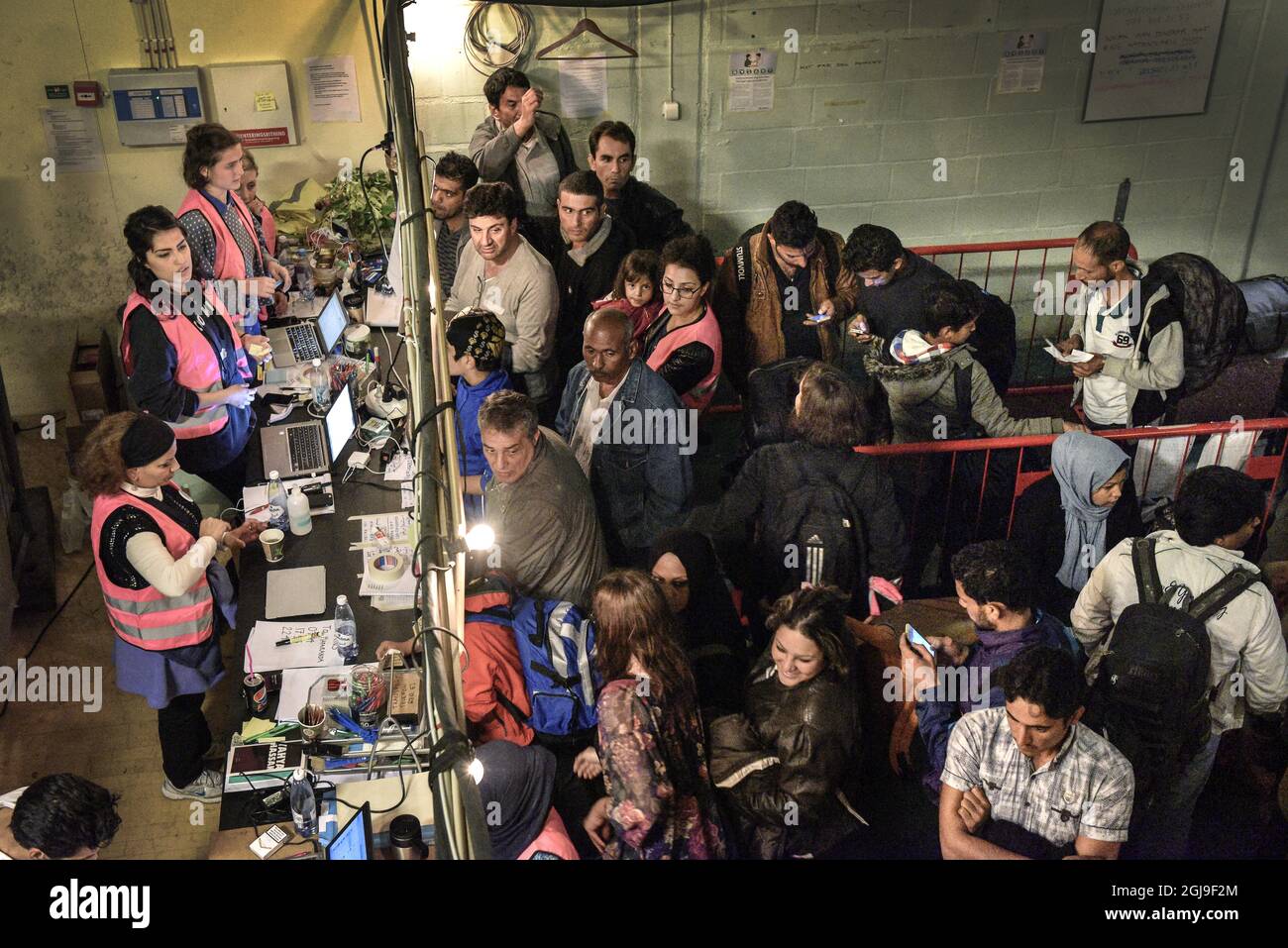 STOCCOLMA 20151008 Photodate 20150923 i volontari sono visti aiutare i rifugiati in arrivo a stazione di transito per nella sede di un club di musica a Stoccolma, Svezia, 23 settembre 2015. Foto: Anders Wiklund / TT / Kod 10040 Foto Stock