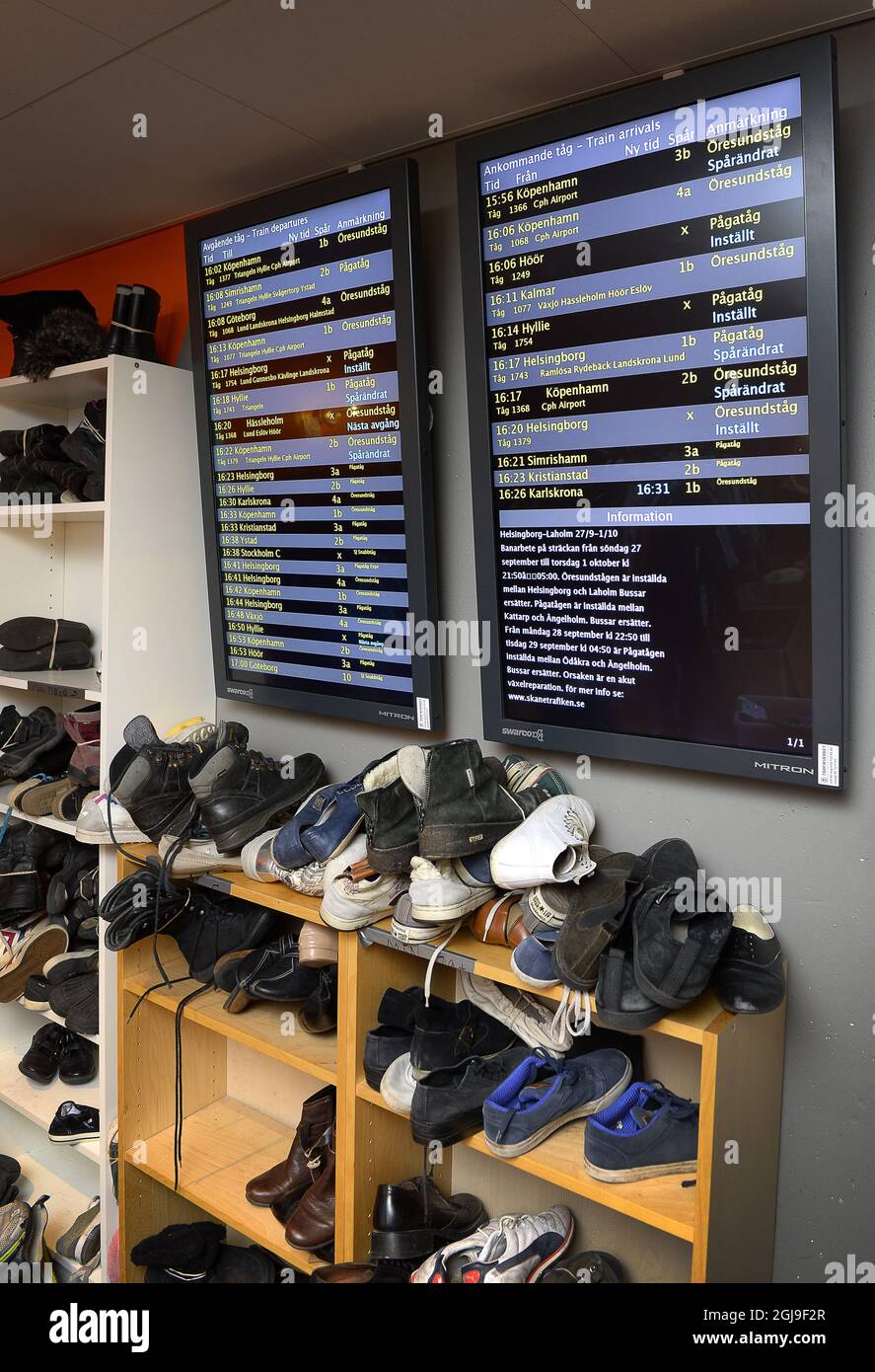 STOCCOLMA 2015-10-08 Foto data 20150928 una fornitura di scarpe raccolte dal pubblico sono viste alla stazione ferroviaria di Malmo, Swede, 28 settembre 2015. Foto: Anders Wiklund / TT / Kod 10040 Foto Stock
