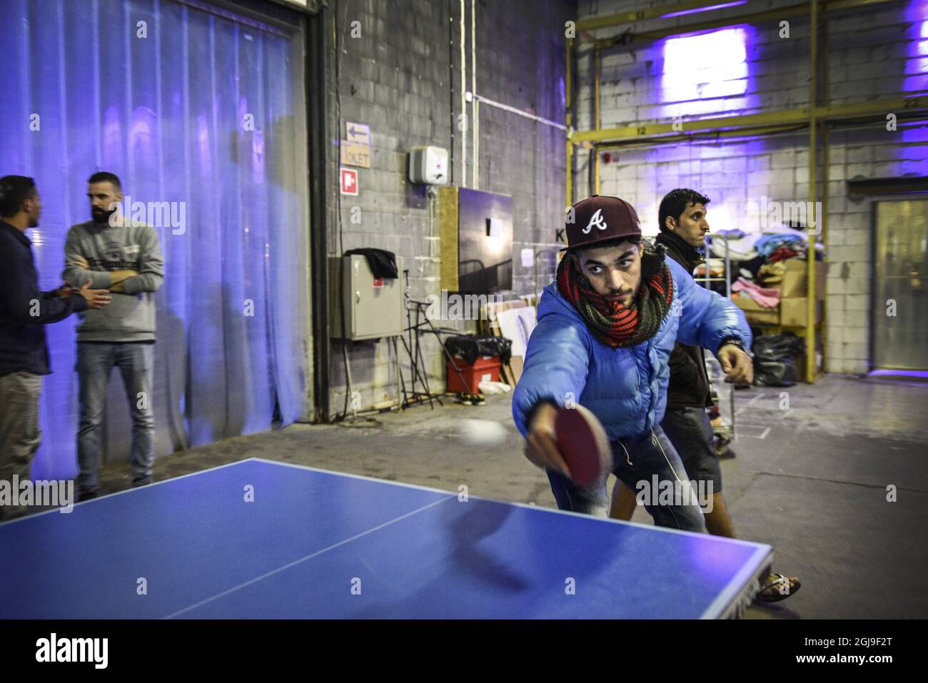 STOCCOLMA 20151008 fotodate 20150923 rifugiati che giocano a ping pong in una stazione di transito nella sede di un club musicale di Stoccolma, Svezia, 23 settembre 2015. Foto: Anders Wiklund / TT / Kod 10040 Foto Stock