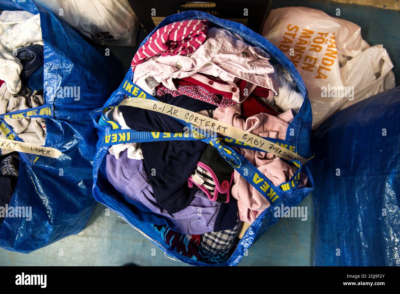 SUNDBYBERG 2015-10-07 i vestiti sono visti in un centro di accoglienza per i rifugiati a Sundbyberg, Stoccolma settentrionale, Svezia 8 ottobre 2015. Foto: Pontus Lundahl / TT / kod 10050 Foto Stock