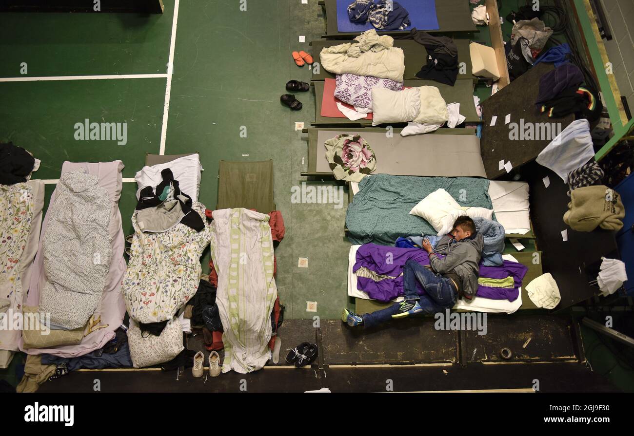 STOCCOLMA 20151008 fotodata 20150923 i rifugiati sono visti in una stazione di transito nella sede di un club musicale di Stoccolma, Svezia, 23 settembre 2015. Foto: Anders Wiklund / TT / Kod 10040 Foto Stock