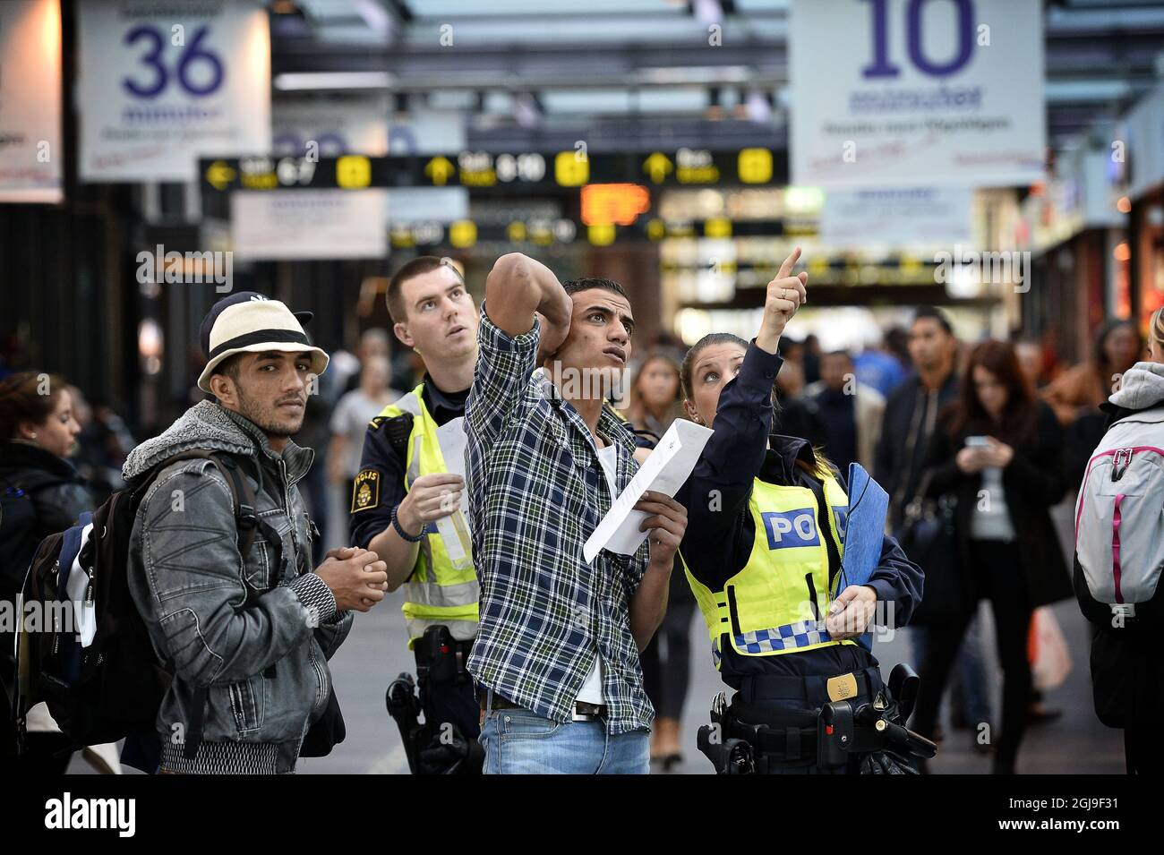 STOCCOLMA 2015-10-08 Foto data 20150928 i rifugiati appena arrivati stanno ricevendo aiuto dalla polizia alla stazione ferroviaria di malmo, SwedemSettembre 28, 2015. Foto: Anders Wiklund / TT / Kod 10040 Foto Stock