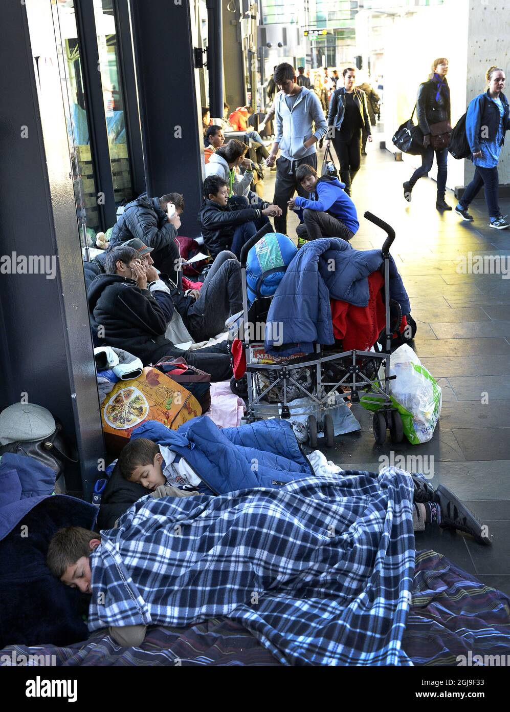 STOCCOLMA 2015-10-08 Foto data 20150928 i rifugiati appena arrivati sono visti dormire alla stazione ferroviaria di Malmo, Swede, 28 settembre 2015. Foto: Anders Wiklund / TT / Kod 10040 Foto Stock