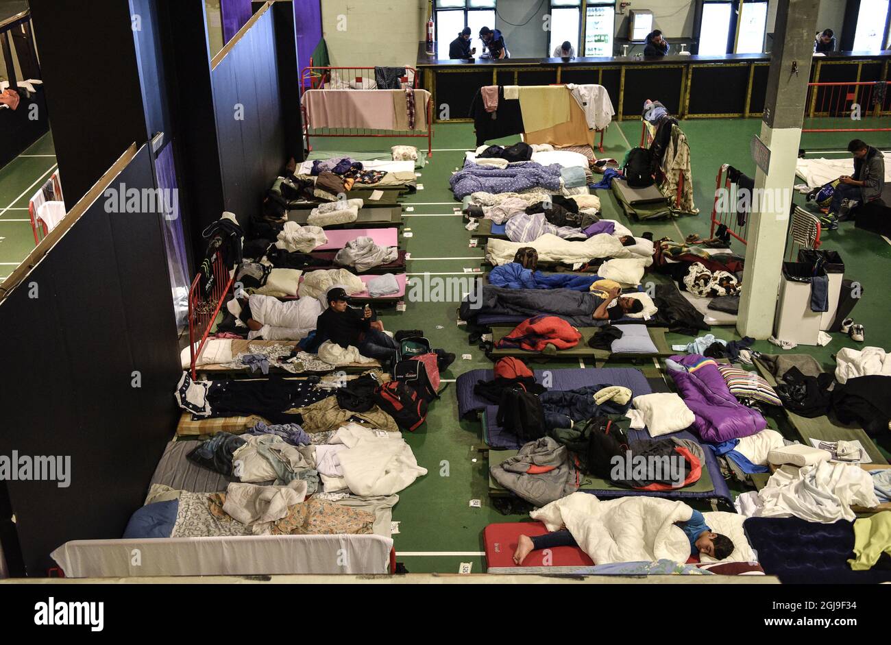 STOCCOLMA 20151008 fotodata 20150923 i rifugiati sono visti in una stazione di transito nella sede di un club musicale di Stoccolma, Svezia, 23 settembre 2015. Foto: Anders Wiklund / TT / Kod 10040 Foto Stock
