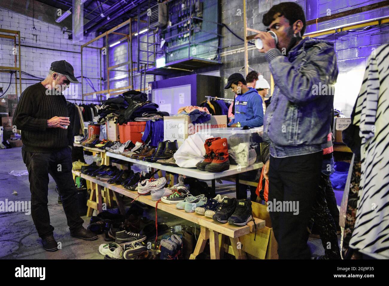 STOCCOLMA 20151008 fotodata 20150923 i rifugiati sono visti in una stazione di transito nella sede di un club musicale di Stoccolma, Svezia, 23 settembre 2015. Foto: Anders Wiklund / TT / Kod 10040 Foto Stock