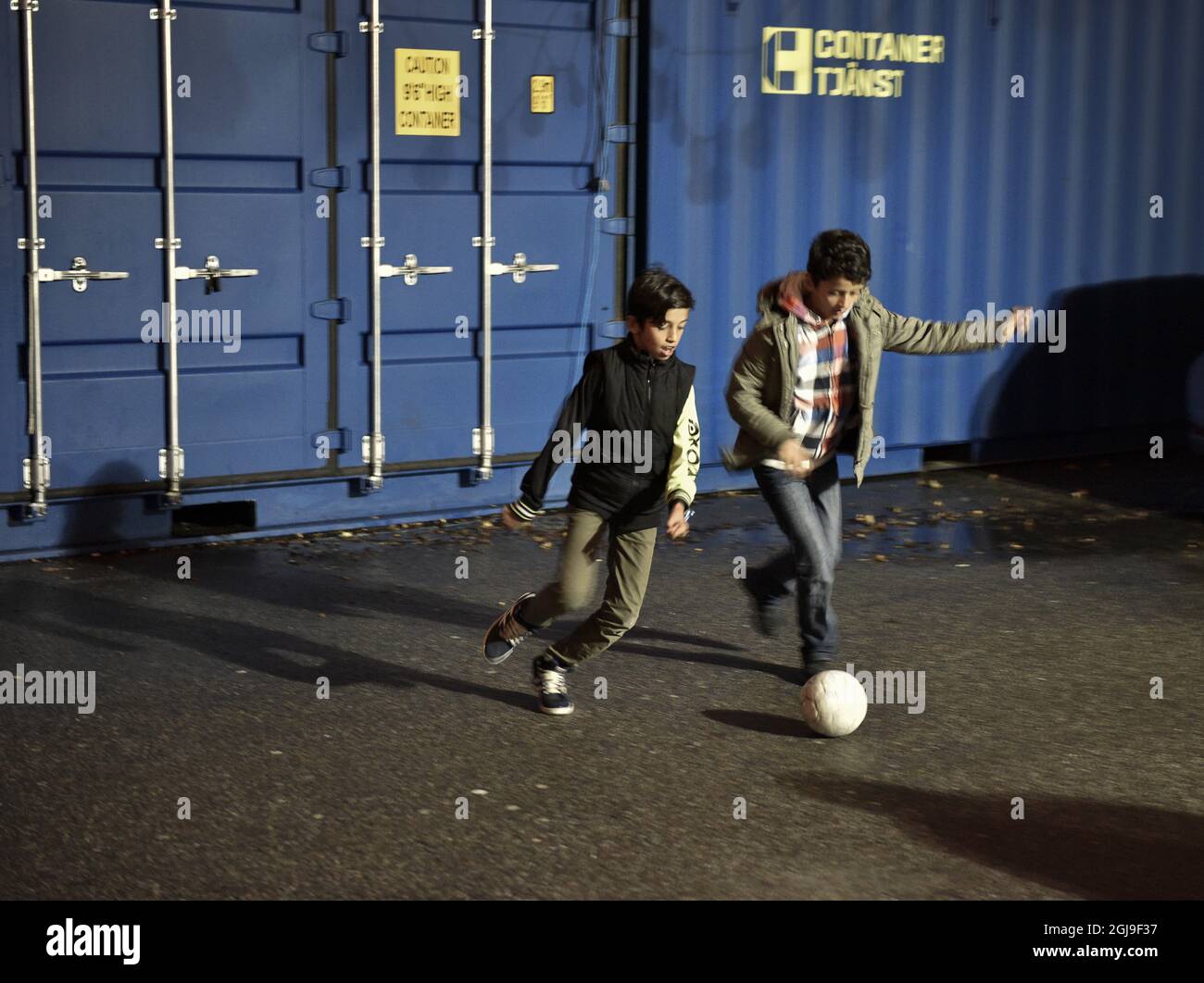 STOCCOLMA 20151008 fotodata 20150923 i rifugiati sono visti giocare a calcio in una stazione di transito nella sede di un club musicale a Stoccolma, Svezia, 23 settembre 2015. Foto: Anders Wiklund / TT / Kod 10040 Foto Stock