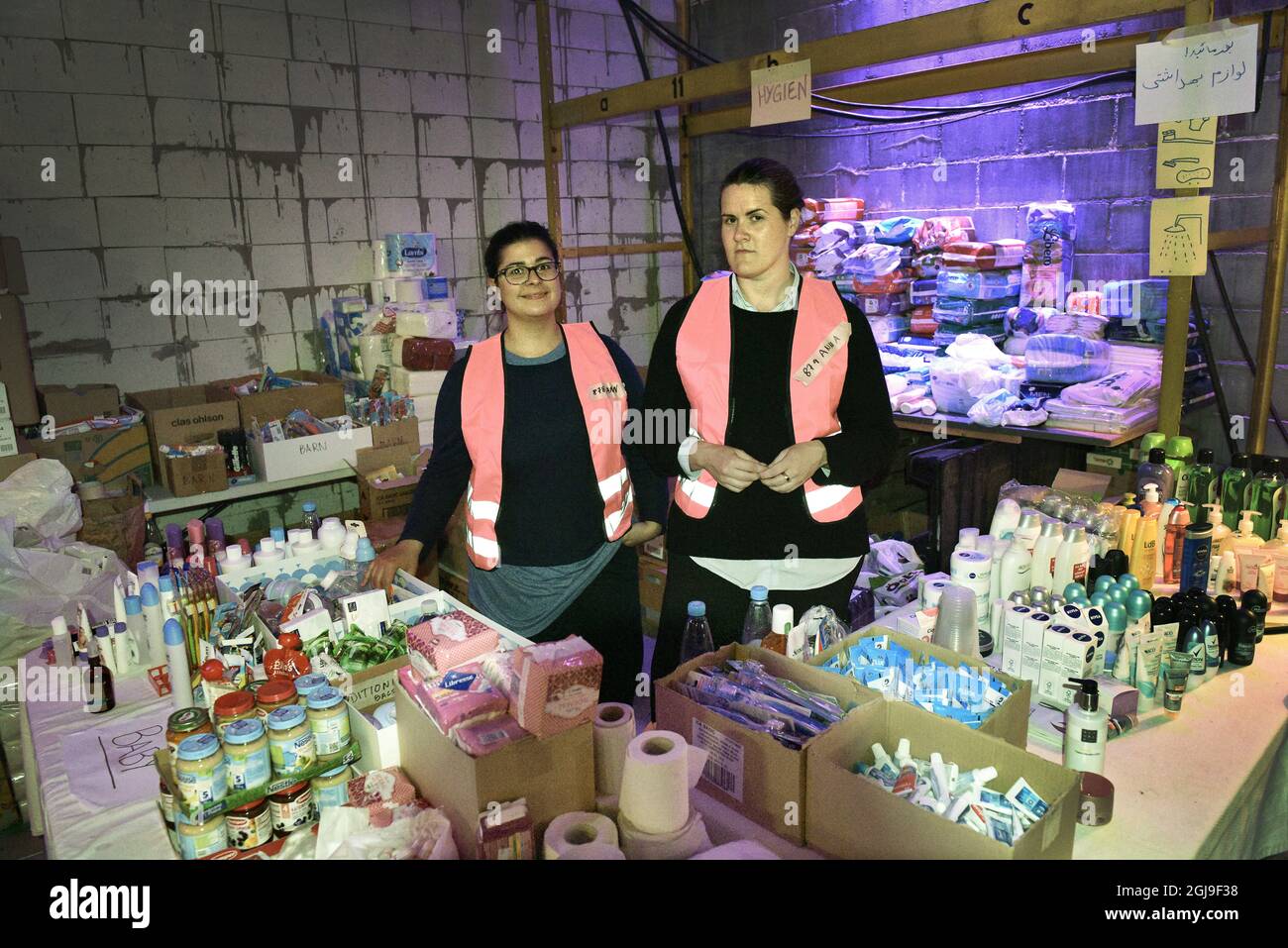 STOCCOLMA 20151008 Photodate 20150923 i volontari sono visti in una stazione di transito per i rifugiati nella sede di un club musicale a Stoccolma, Svezia, 23 settembre 2015. Foto: Anders Wiklund / TT / Kod 10040 Foto Stock