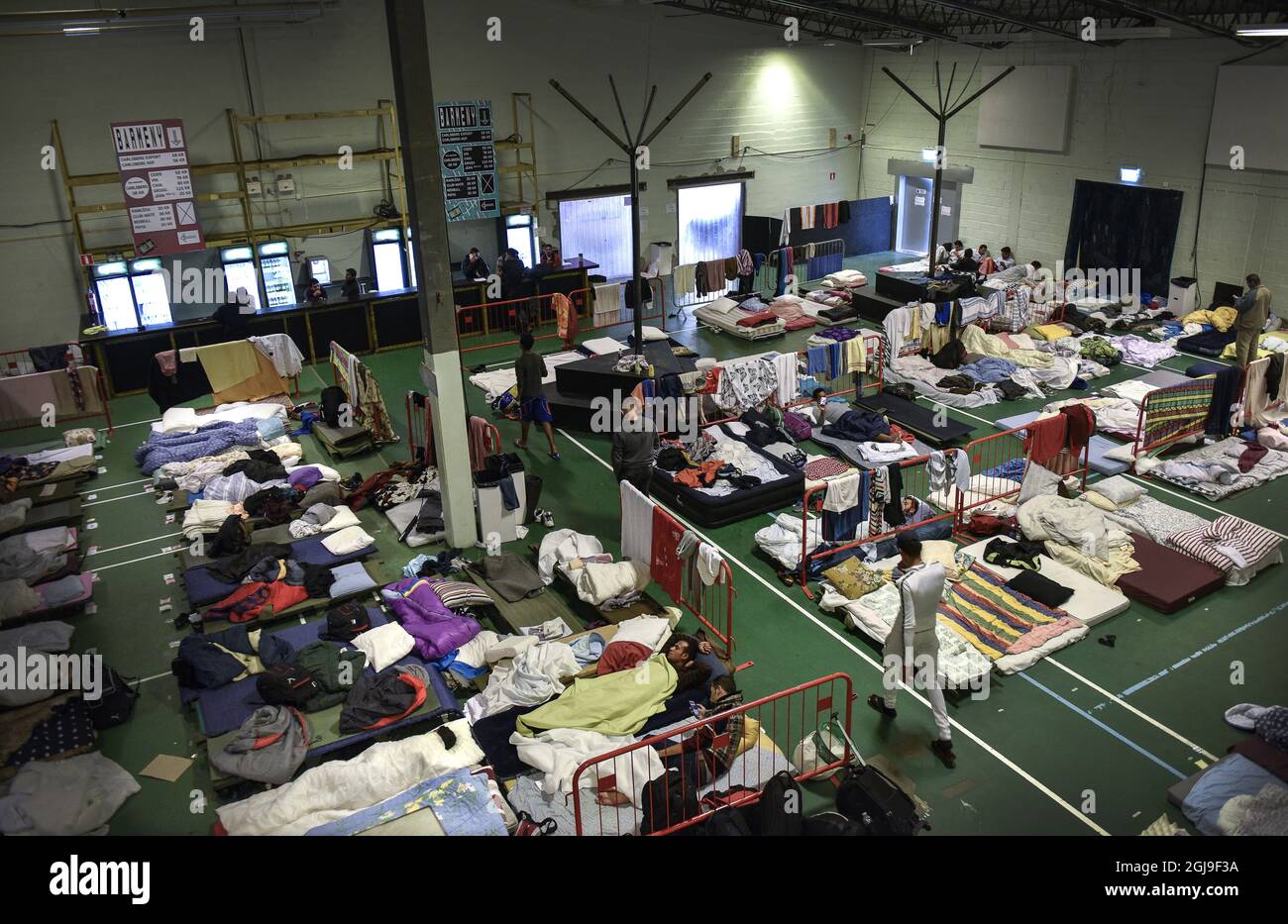 STOCCOLMA 20151008 fotodata 20150923 i rifugiati sono visti in una stazione di transito nella sede di un club musicale di Stoccolma, Svezia, 23 settembre 2015. Foto: Anders Wiklund / TT / Kod 10040 Foto Stock