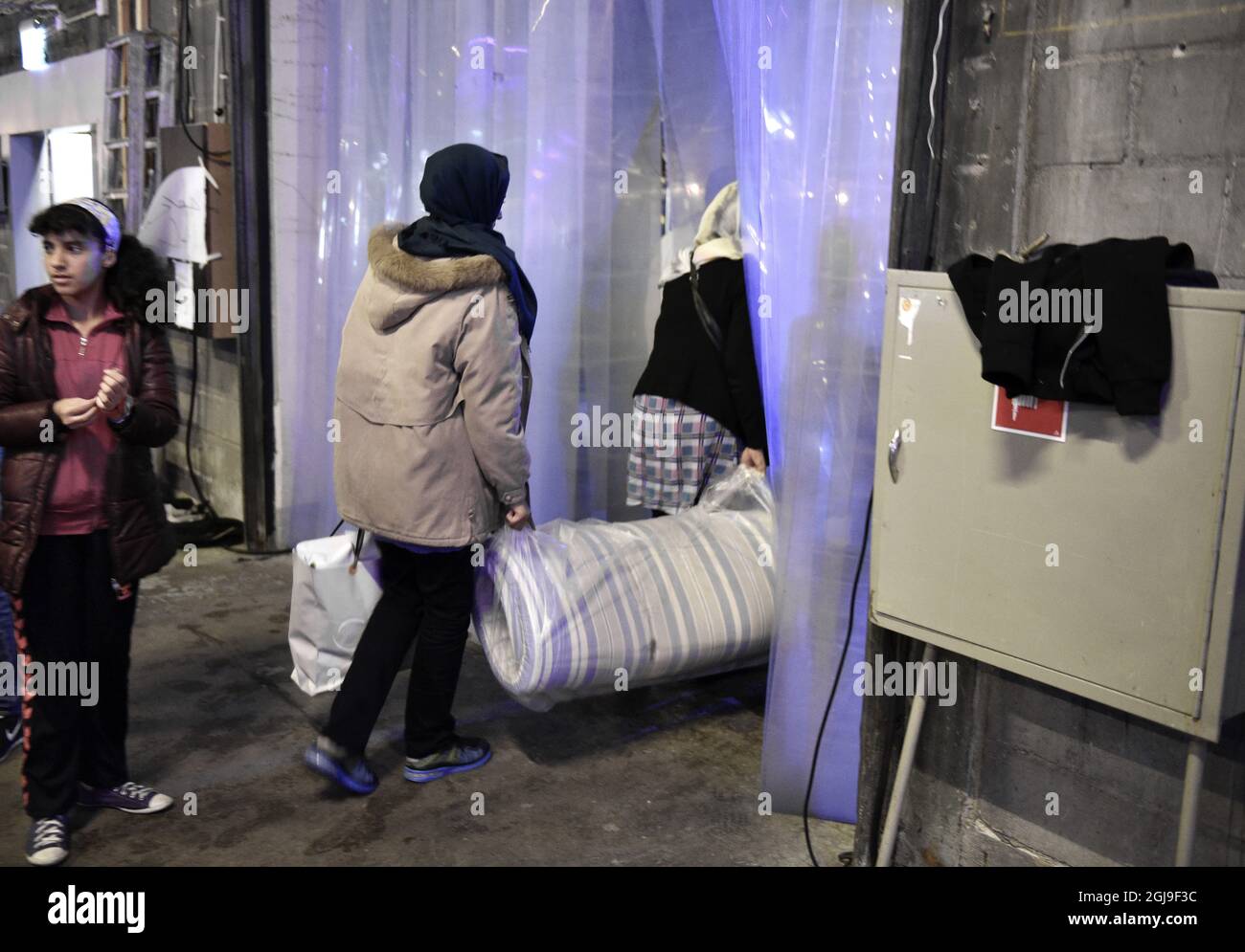 STOCCOLMA 20151008 fotodata 20150923 i rifugiati sono visti in una stazione di transito nella sede di un club musicale di Stoccolma, Svezia, 23 settembre 2015. Foto: Anders Wiklund / TT / Kod 10040 Foto Stock