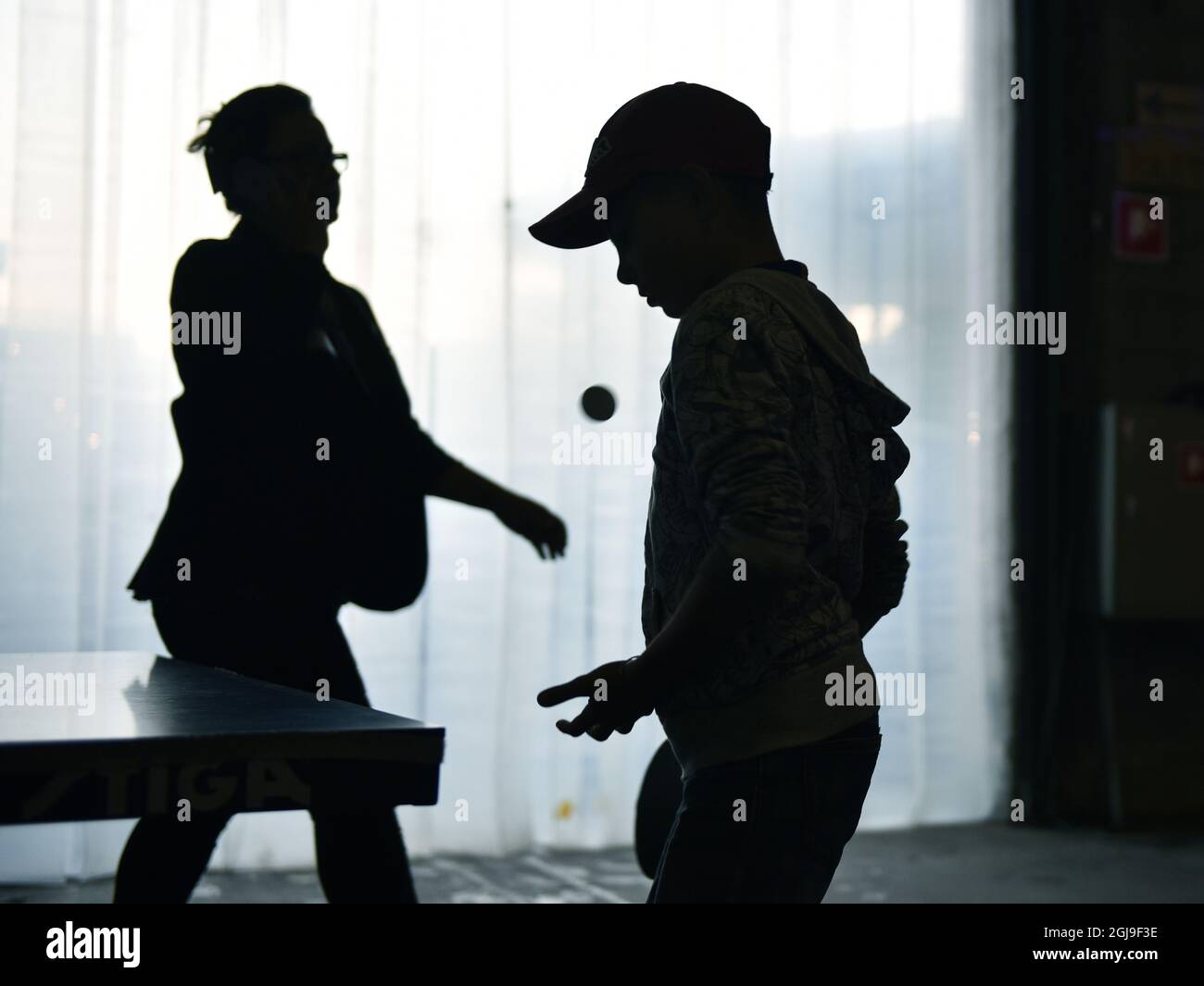 STOCCOLMA 20151008 fotodate 20150923 rifugiati che giocano a ping pong in una stazione di transito nella sede di un club musicale di Stoccolma, Svezia, 23 settembre 2015. Foto: Anders Wiklund / TT / Kod 10040 Foto Stock