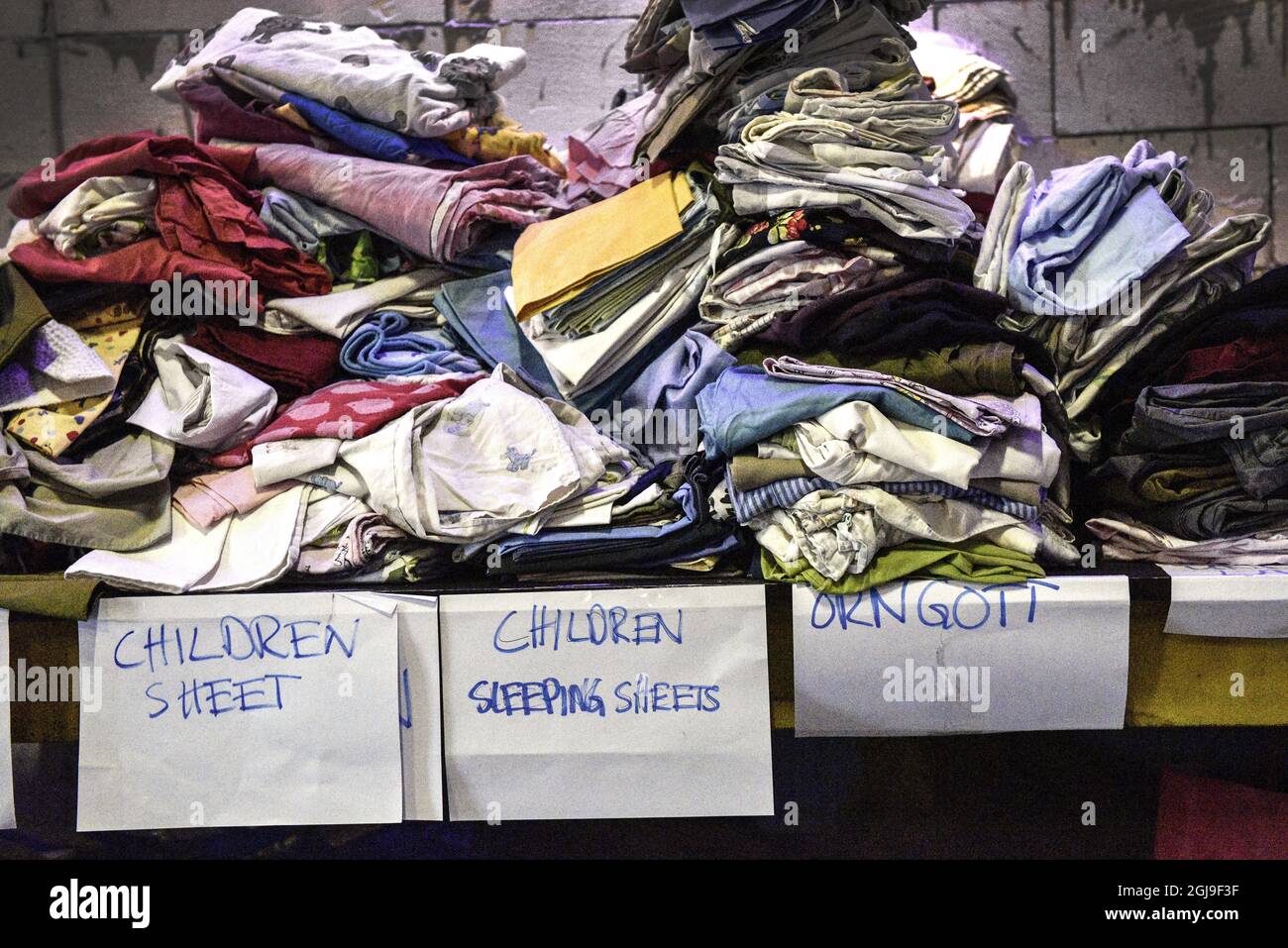 STOCCOLMA 20151008 fotodata 20150923 una fornitura di lenzuola è vista in una stazione di transito per i rifugiati nella sede di un club musicale a Stoccolma, Svezia, 23 settembre 2015. Foto: Anders Wiklund / TT / Kod 10040 Foto Stock