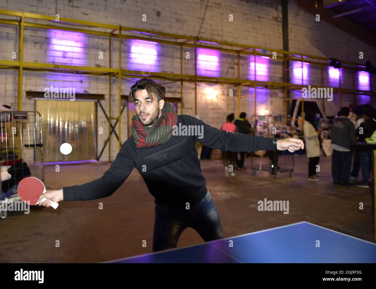 STOCCOLMA 20151008 fotodate 20150923 rifugiati che giocano a ping pong in una stazione di transito nella sede di un club musicale di Stoccolma, Svezia, 23 settembre 2015. Foto: Anders Wiklund / TT / Kod 10040 Foto Stock